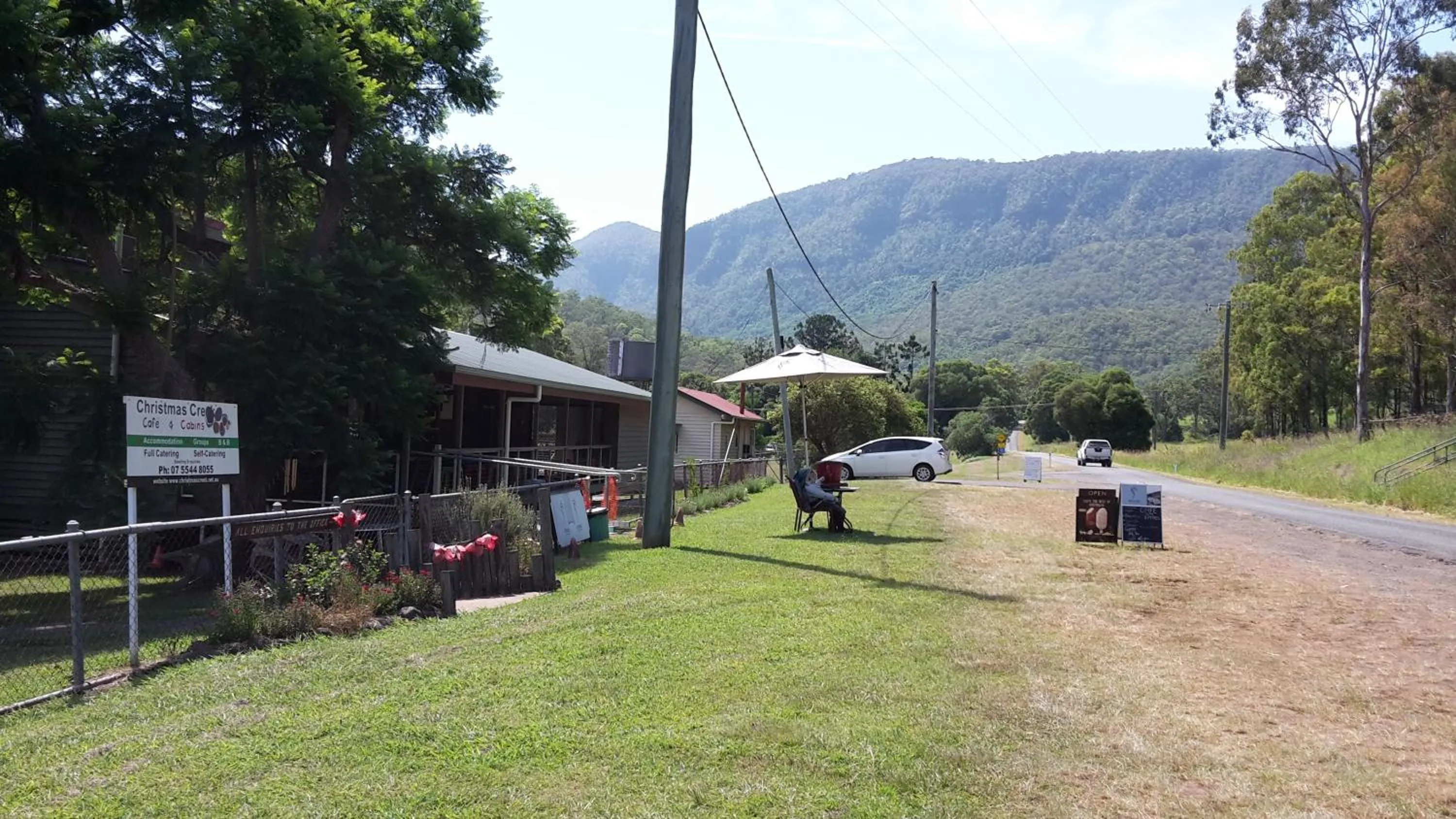 Facade/entrance in Christmas Creek Café & Cabins
