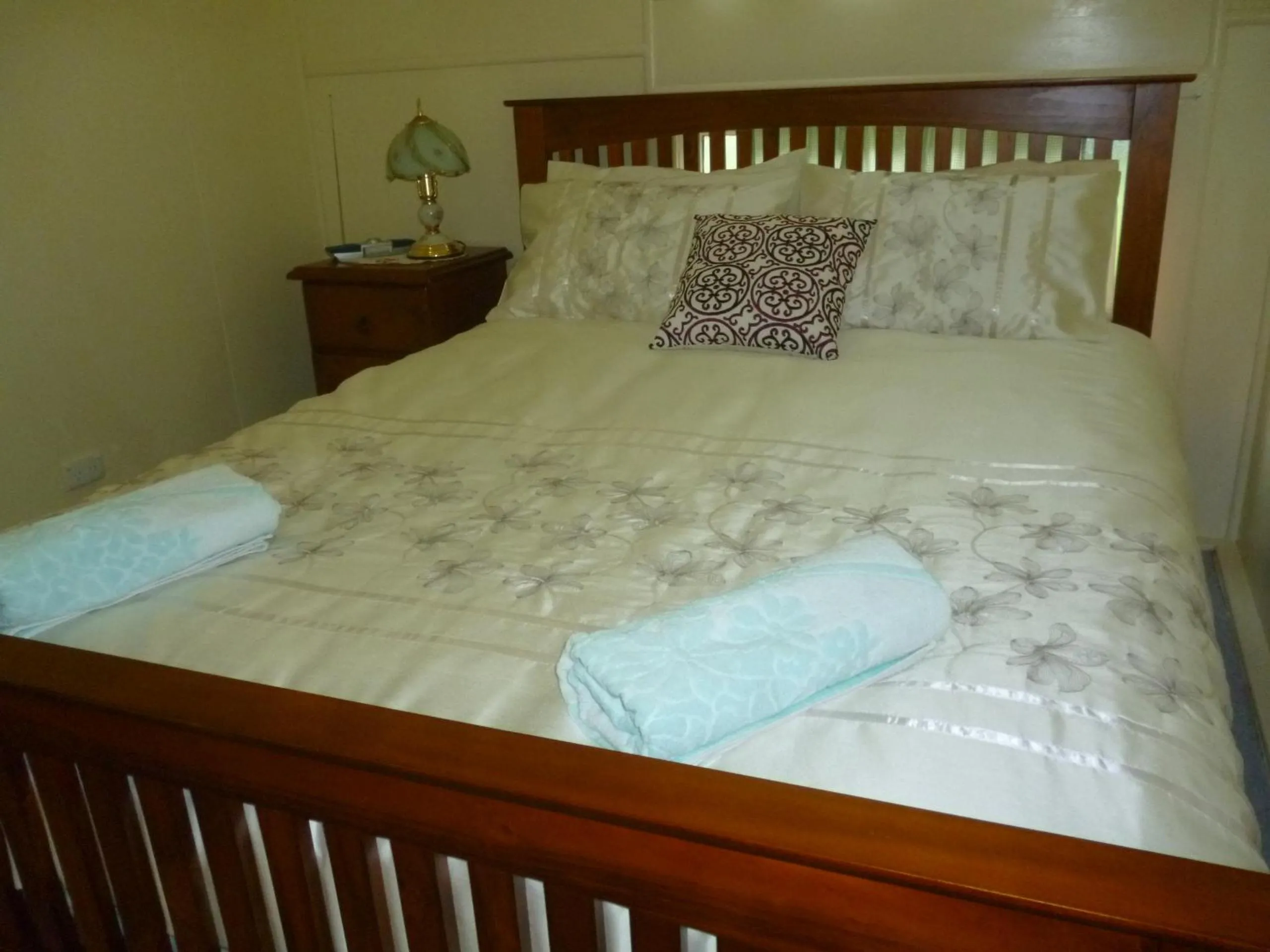 Bed in Christmas Creek Café & Cabins