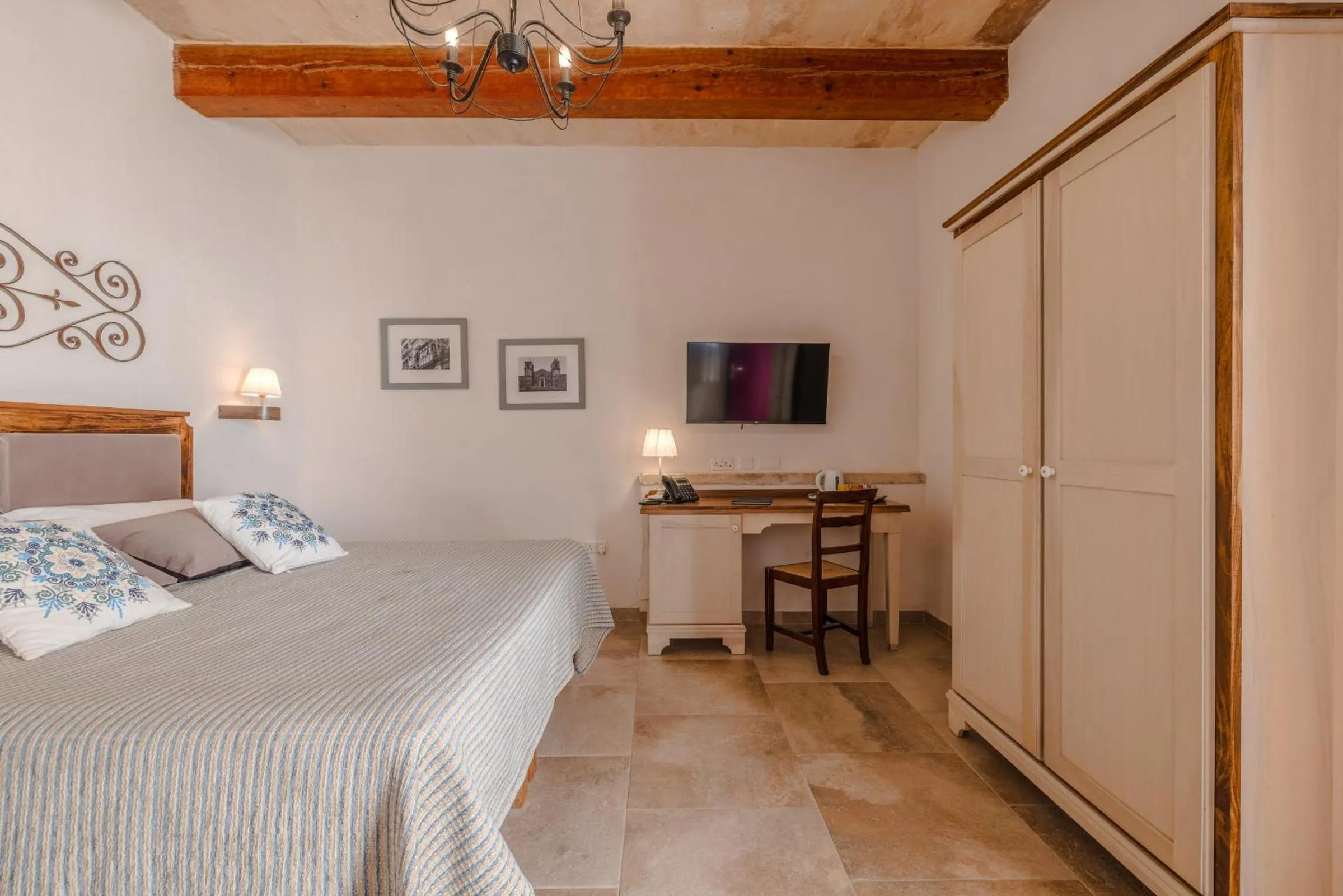 Photo of the whole room, Bed in Mulberries