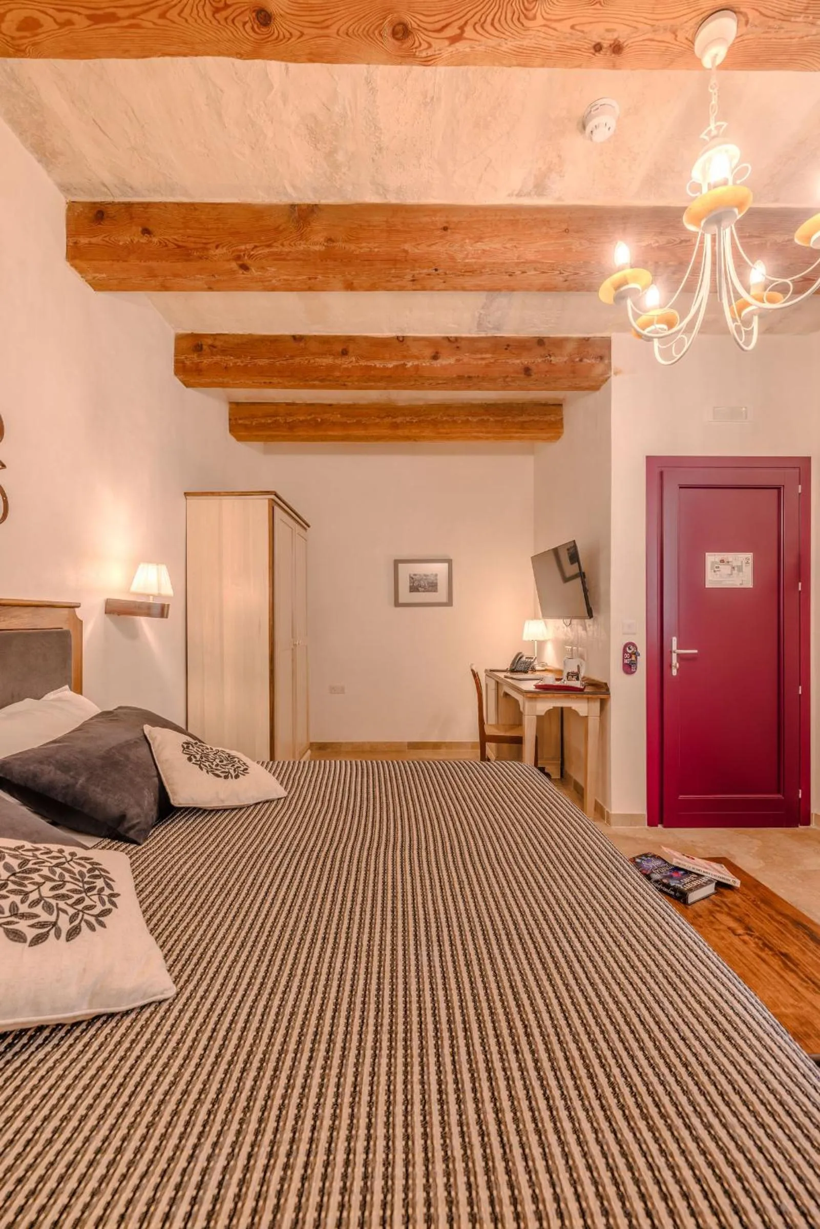 Photo of the whole room, Bed in Mulberries