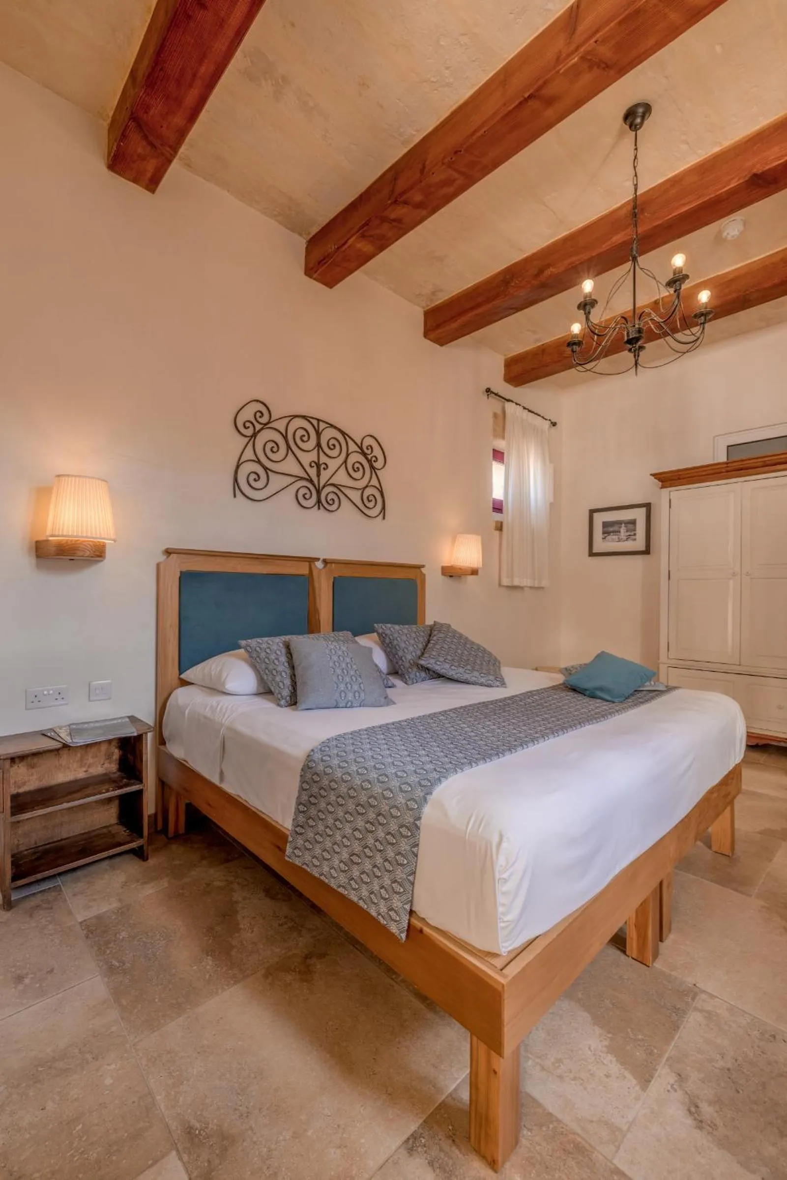 Photo of the whole room, Bed in Mulberries