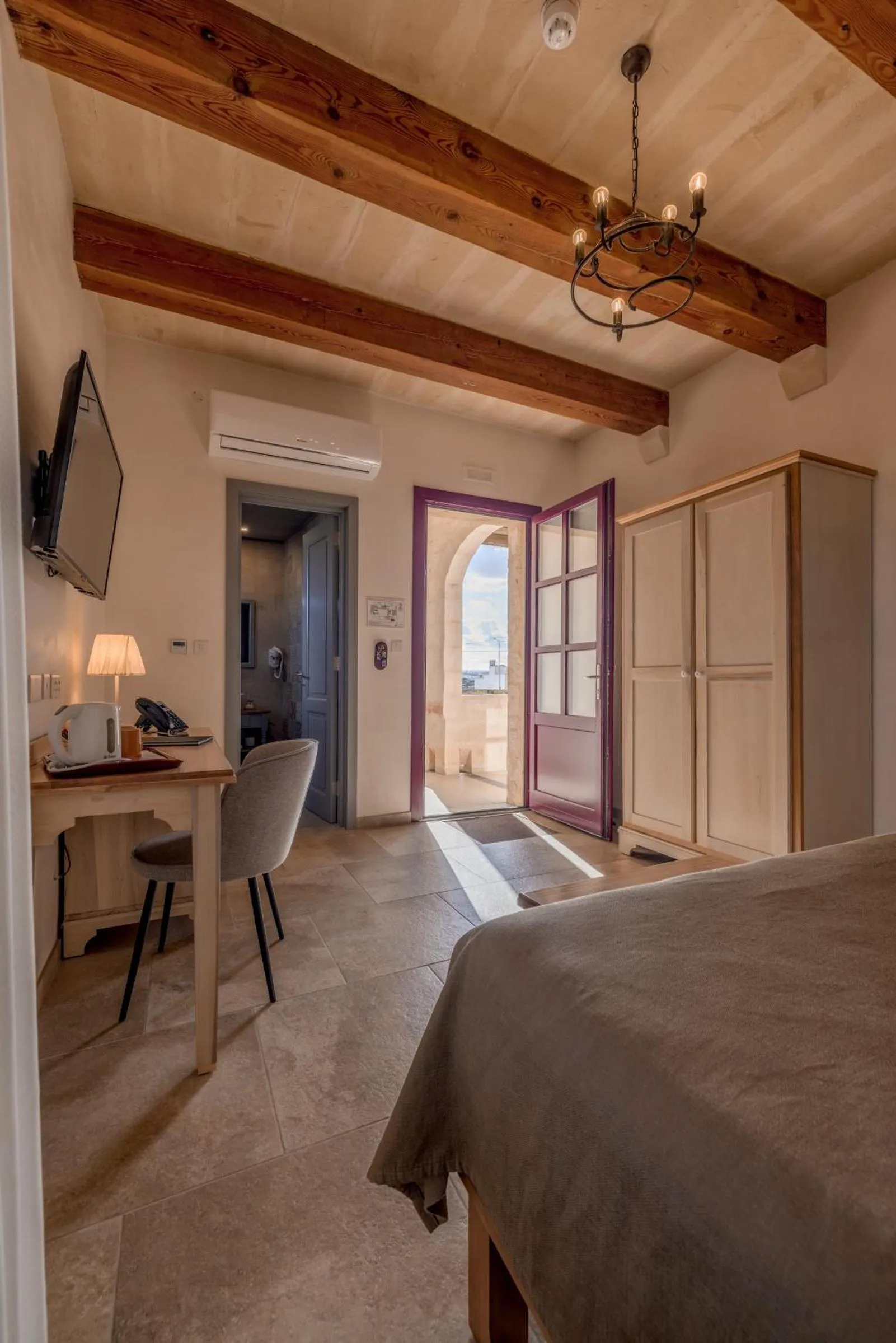 Photo of the whole room, Bed in Mulberries