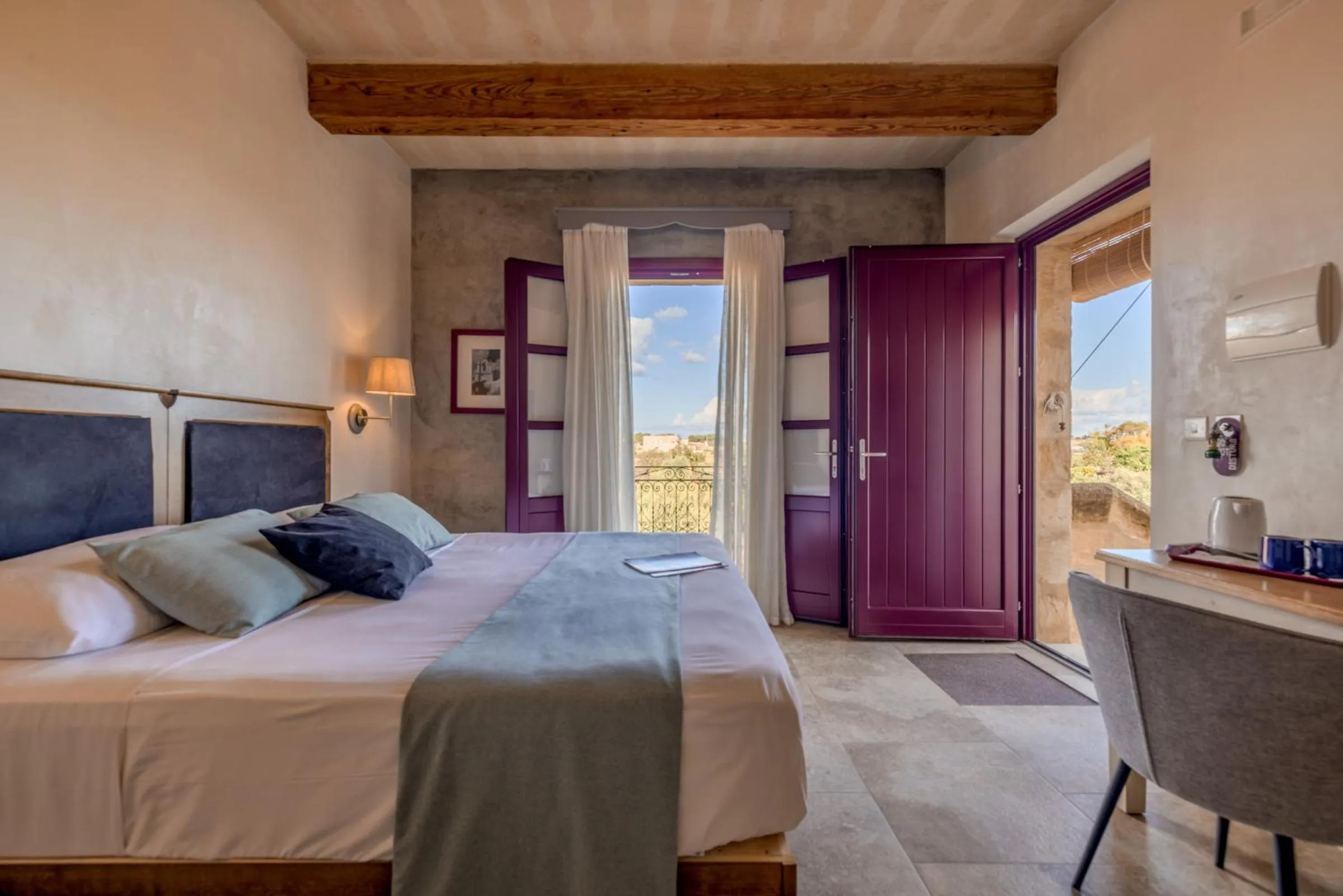 Photo of the whole room, Bed in Mulberries