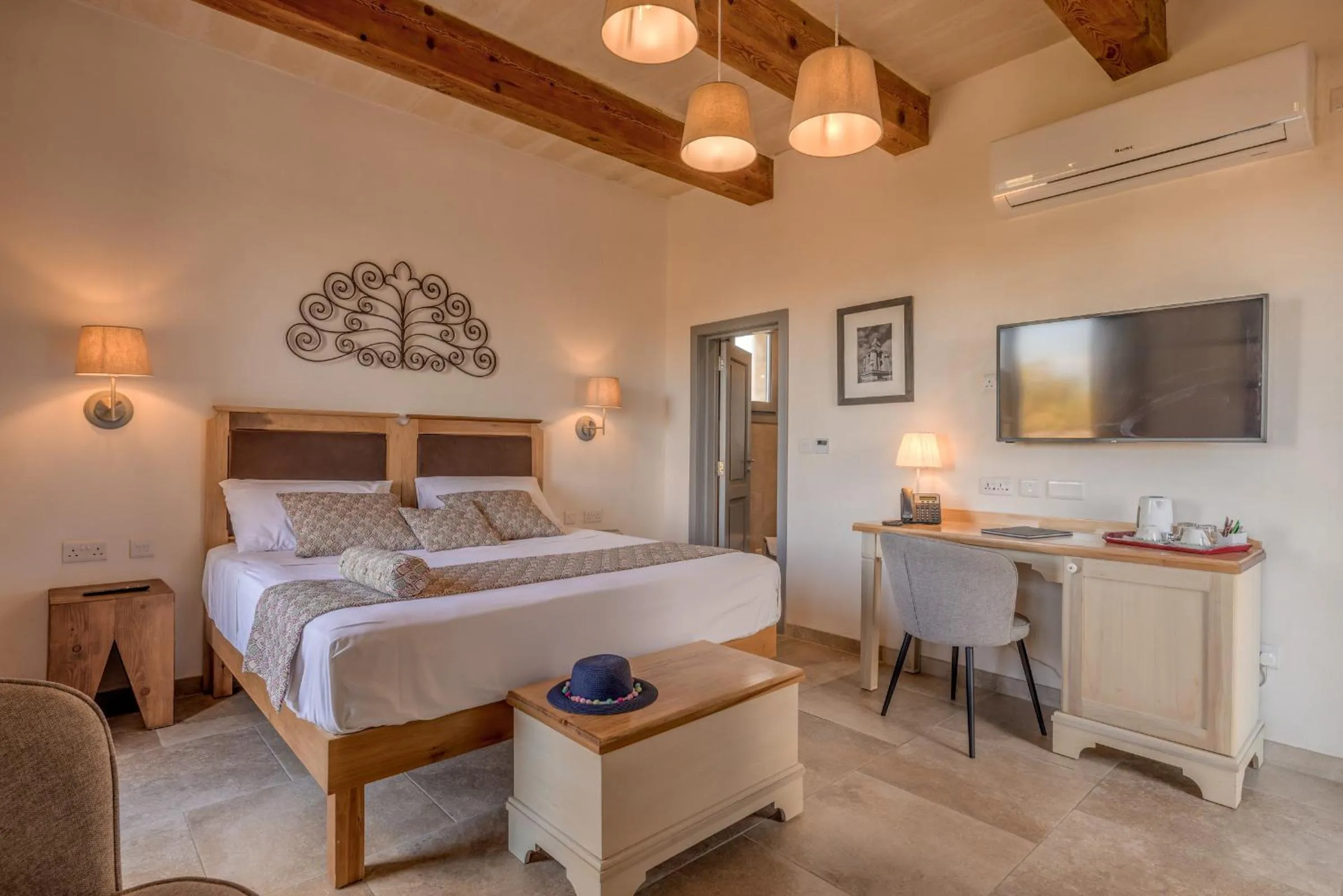 Photo of the whole room, Bed in Mulberries