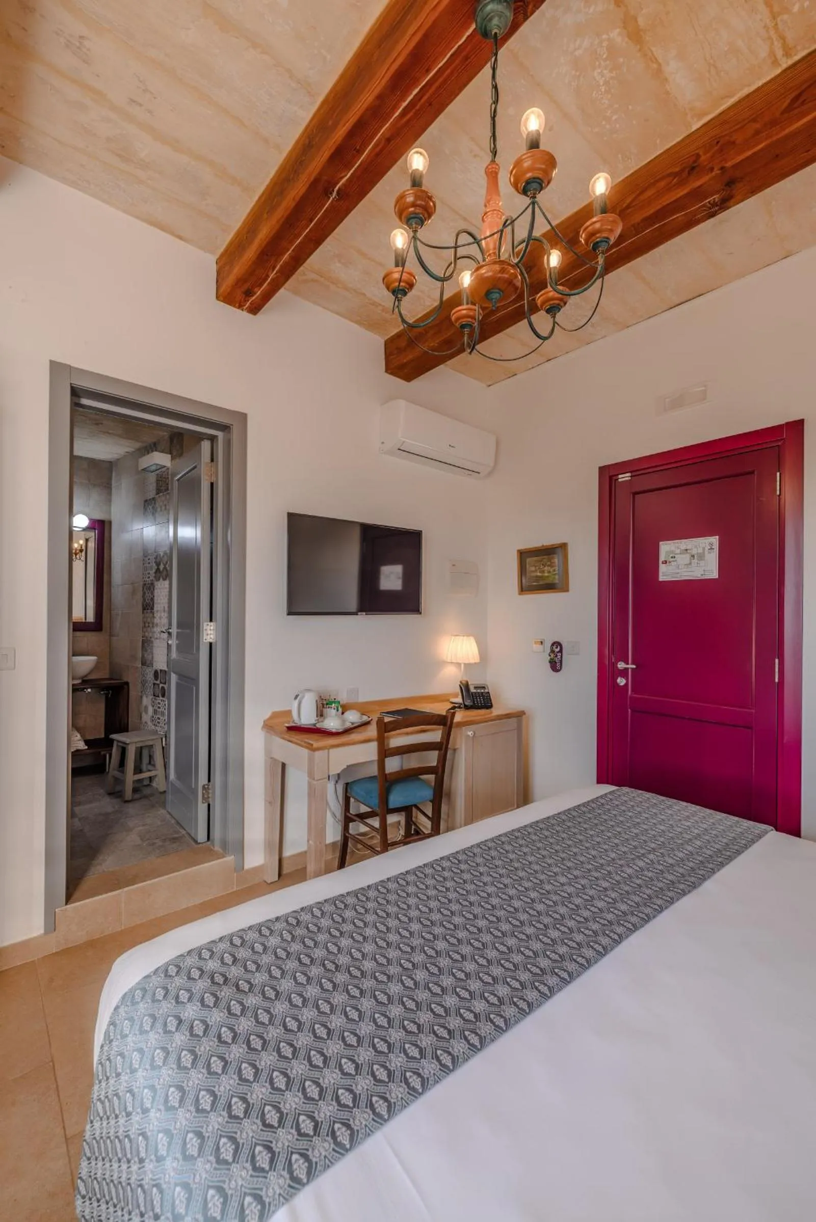 Photo of the whole room, Bed in Mulberries