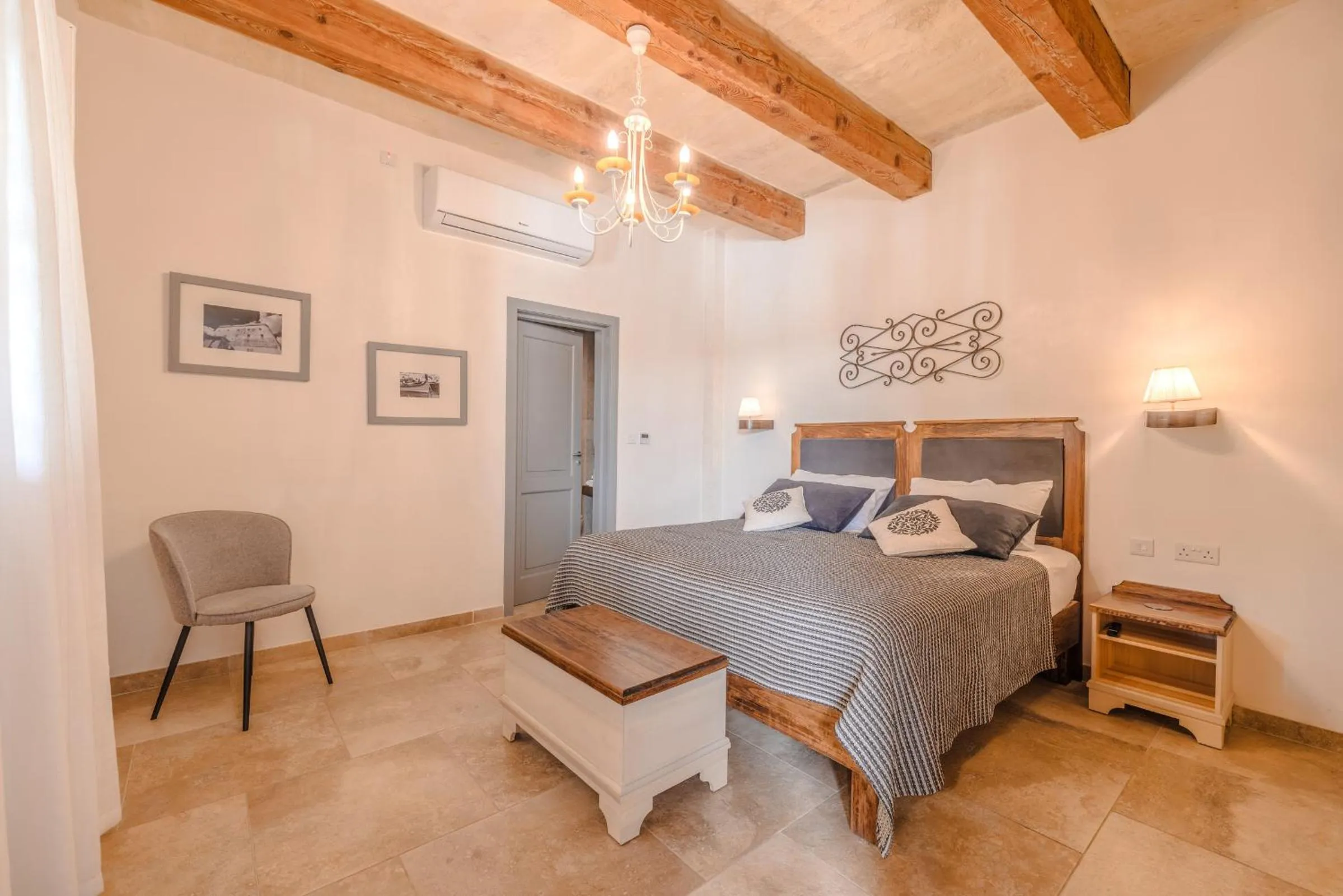 Photo of the whole room, Bed in Mulberries