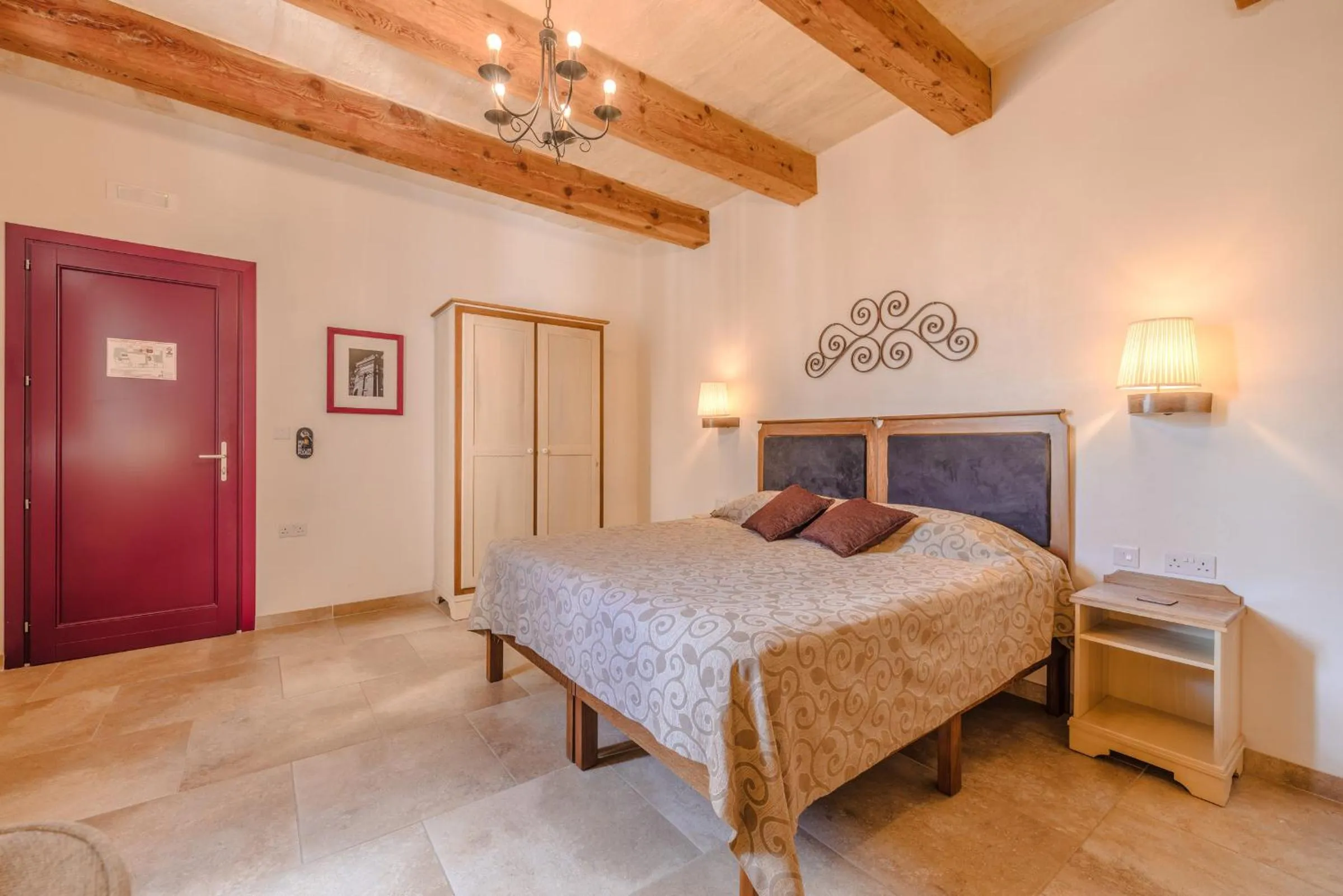 Photo of the whole room, Bed in Mulberries