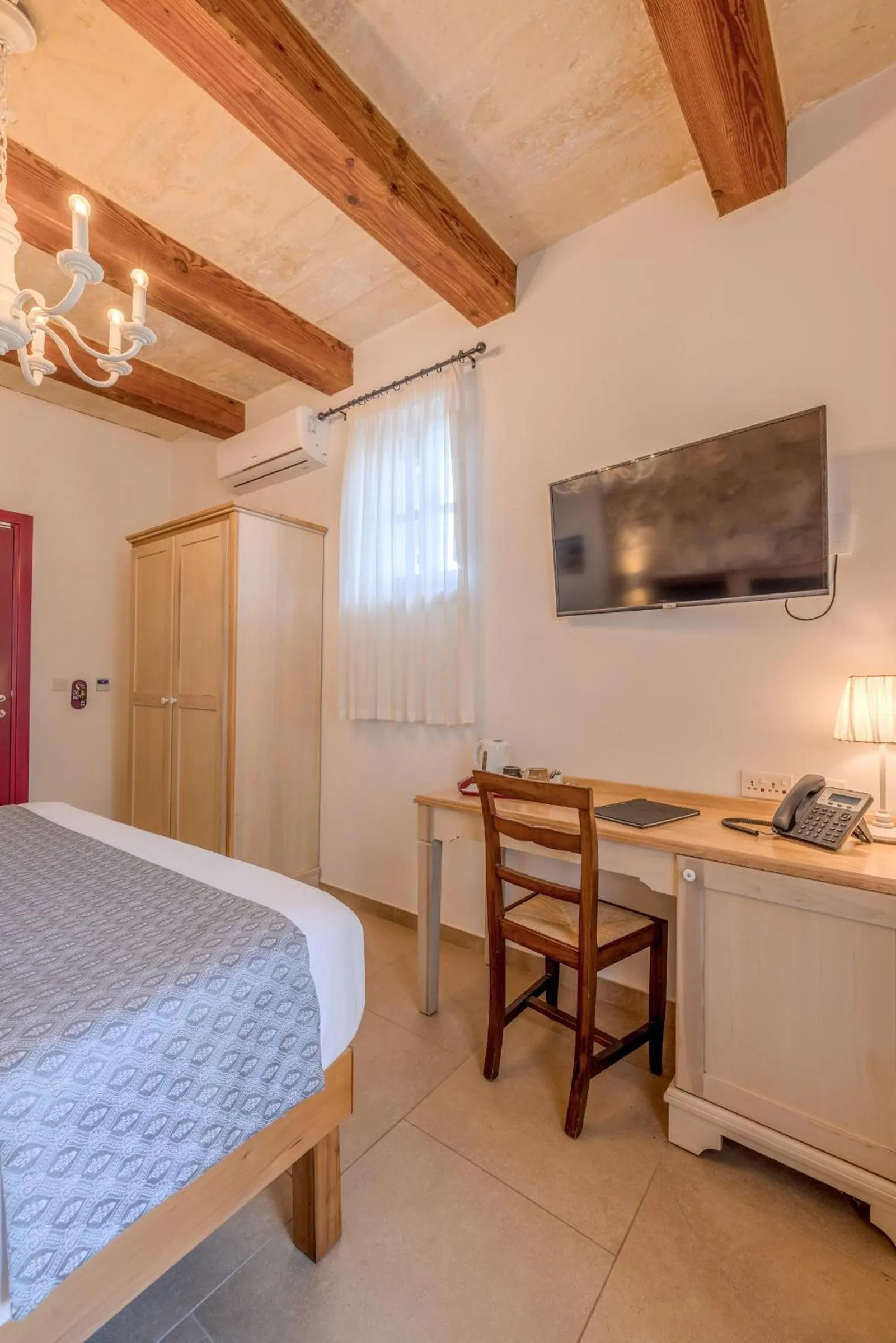 Photo of the whole room, Bed in Mulberries