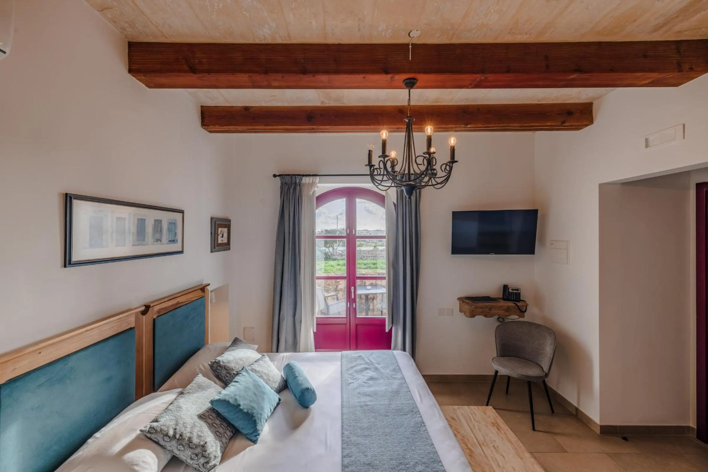 Photo of the whole room, Bed in Mulberries