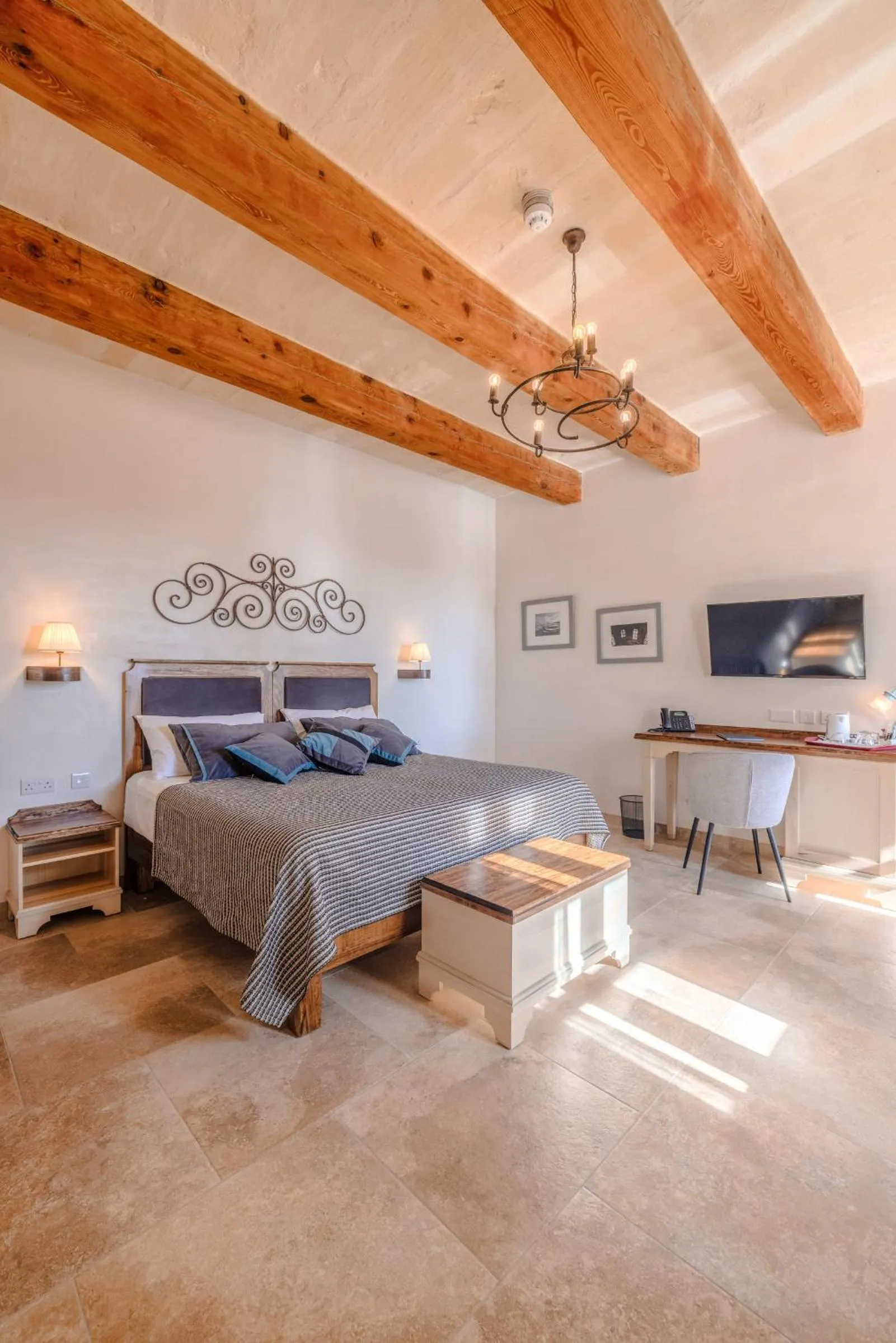 Photo of the whole room, Bed in Mulberries