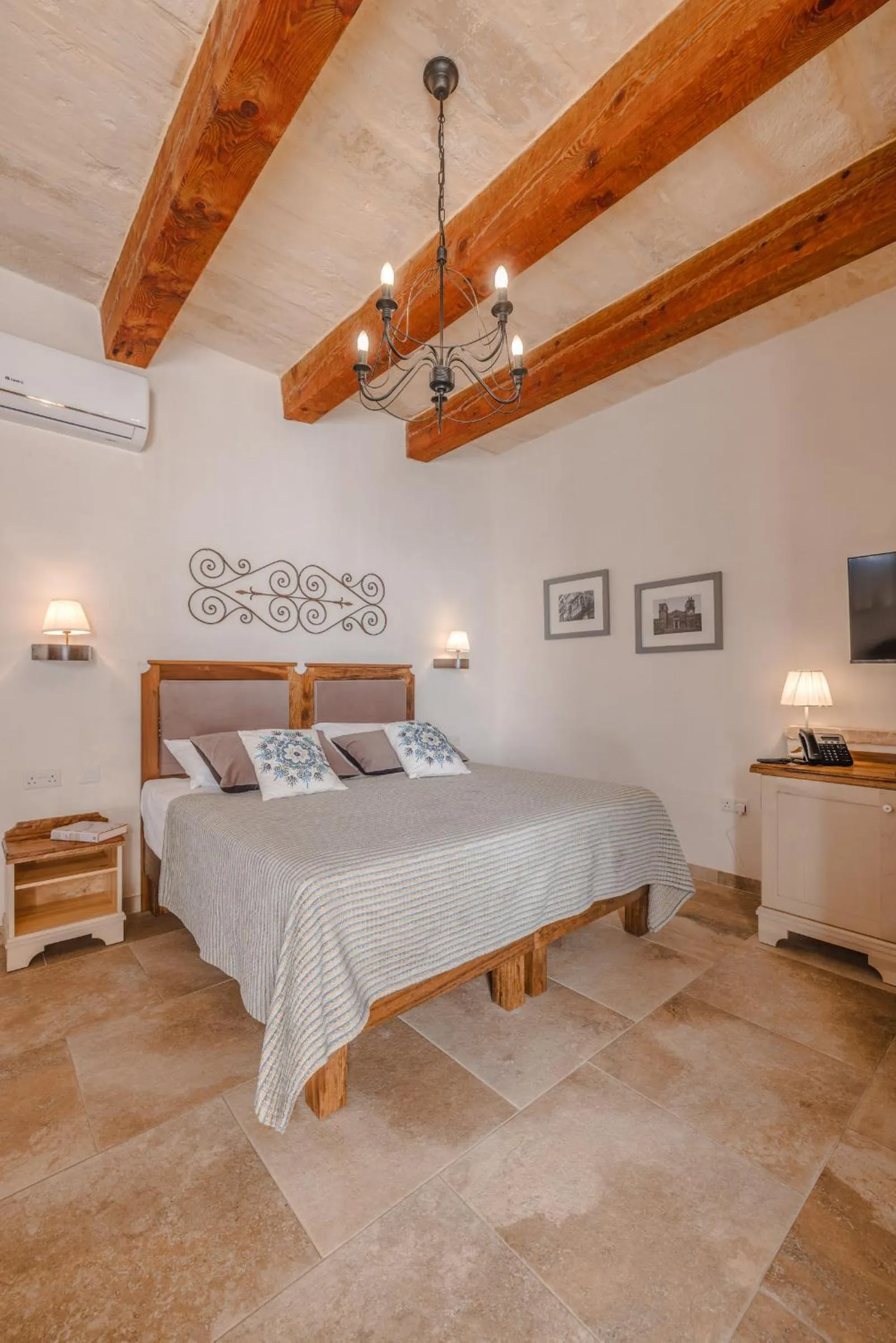 Photo of the whole room, Bed in Mulberries