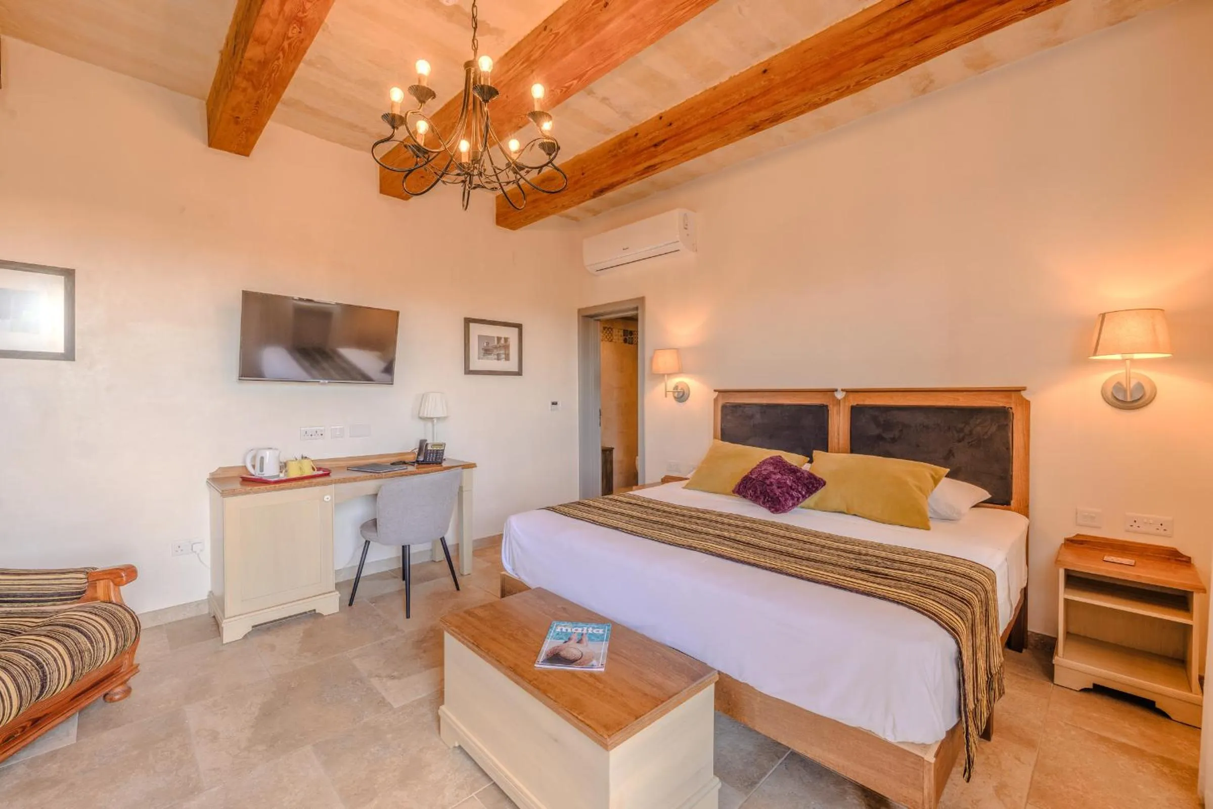 Photo of the whole room, Bed in Mulberries