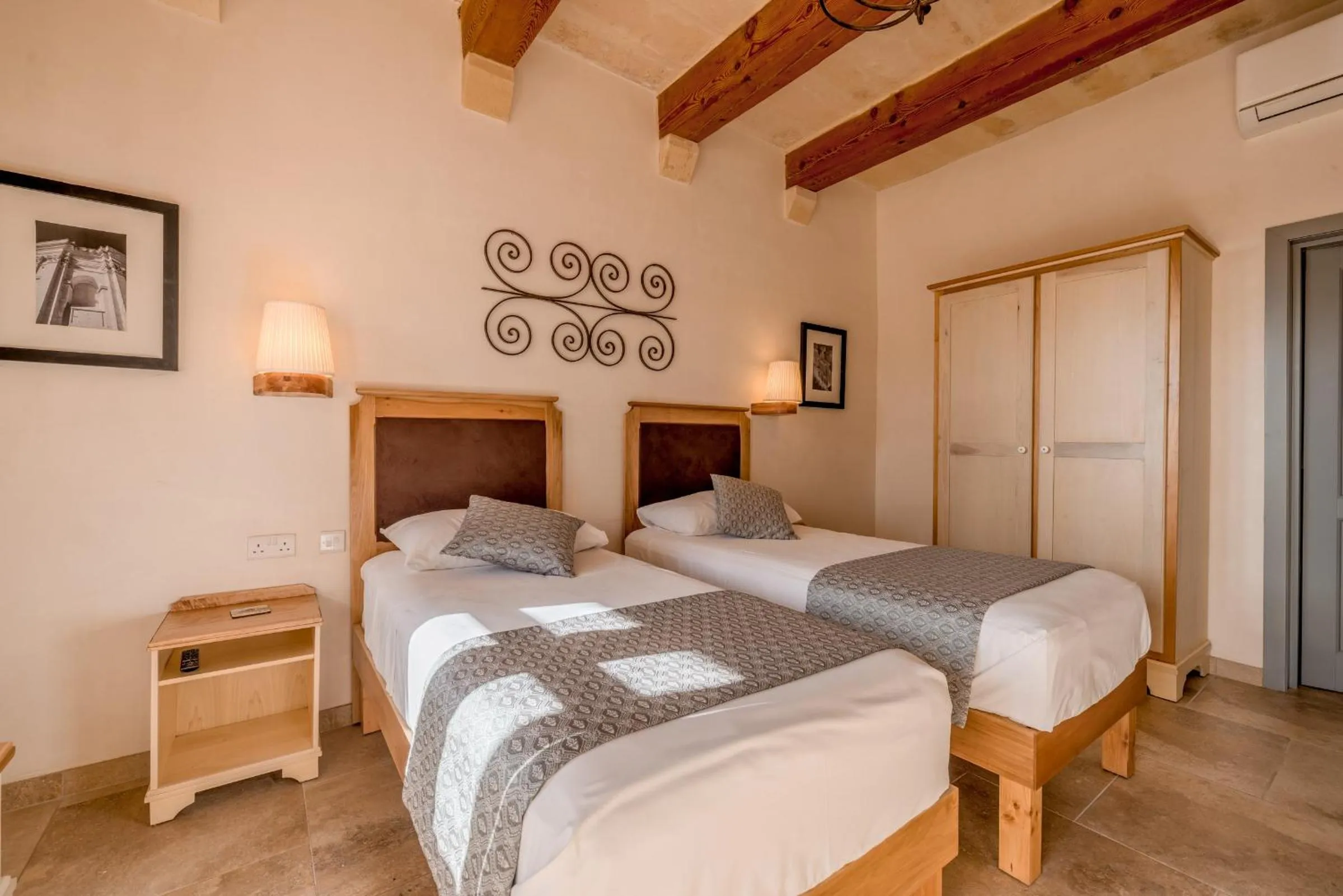 Photo of the whole room, Bed in Mulberries