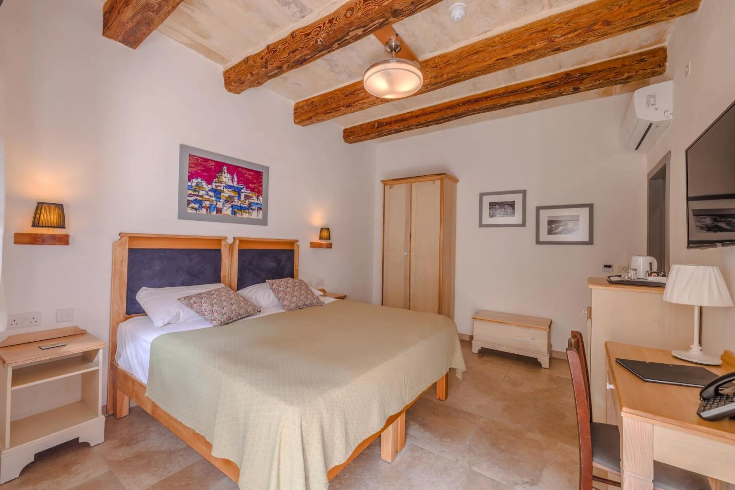 Photo of the whole room, Bed in Mulberries