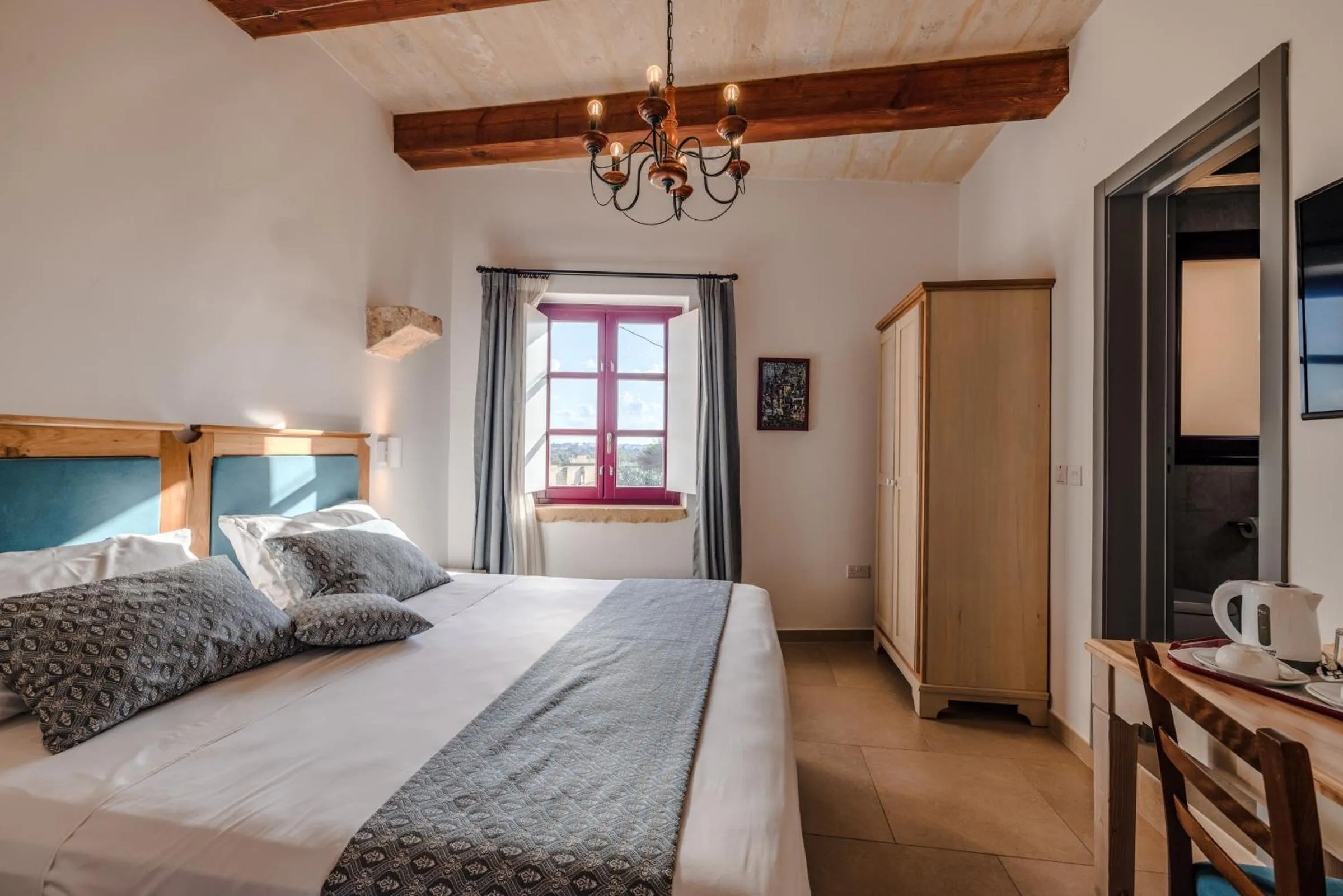 Photo of the whole room, Bed in Mulberries