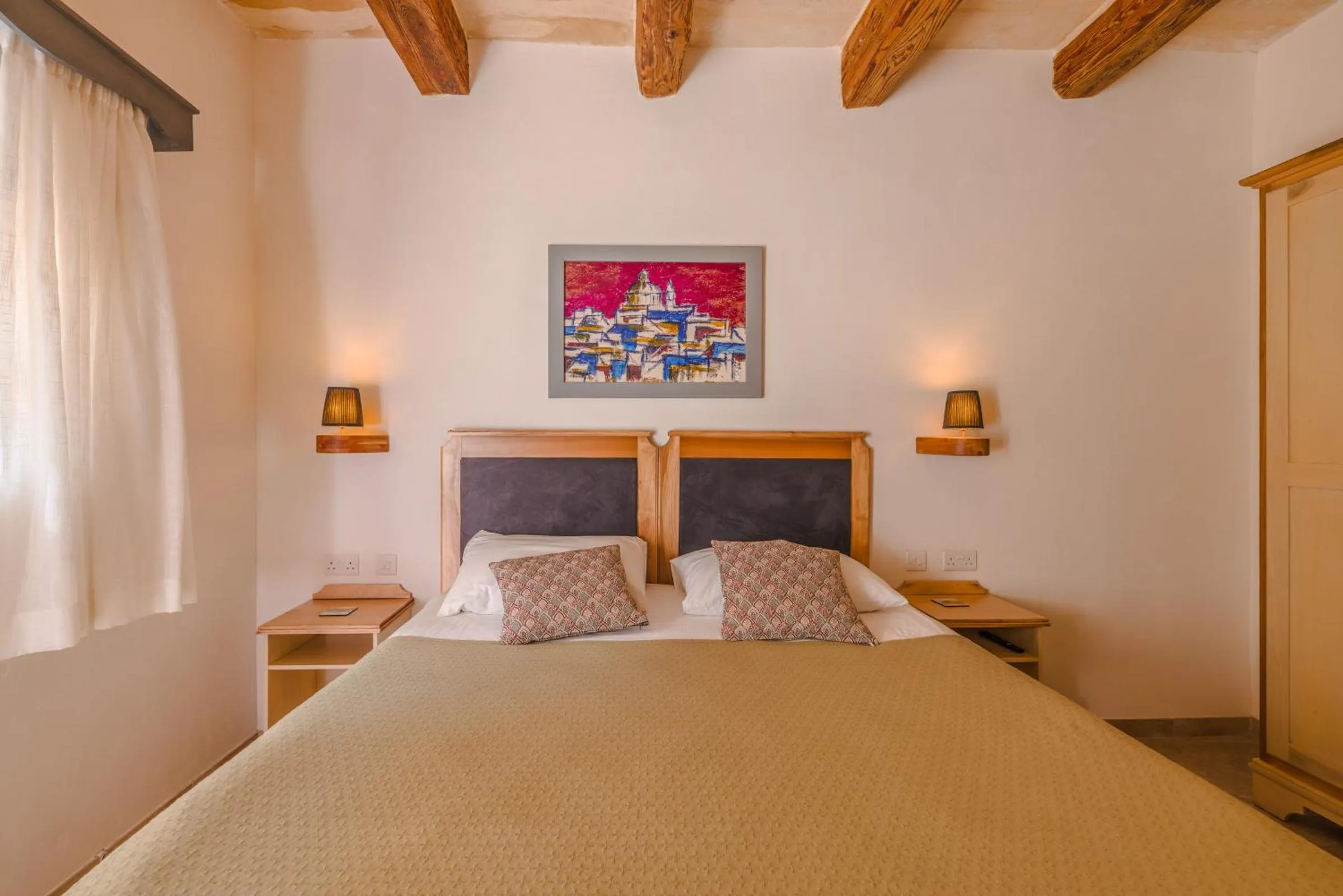 Photo of the whole room, Bed in Mulberries