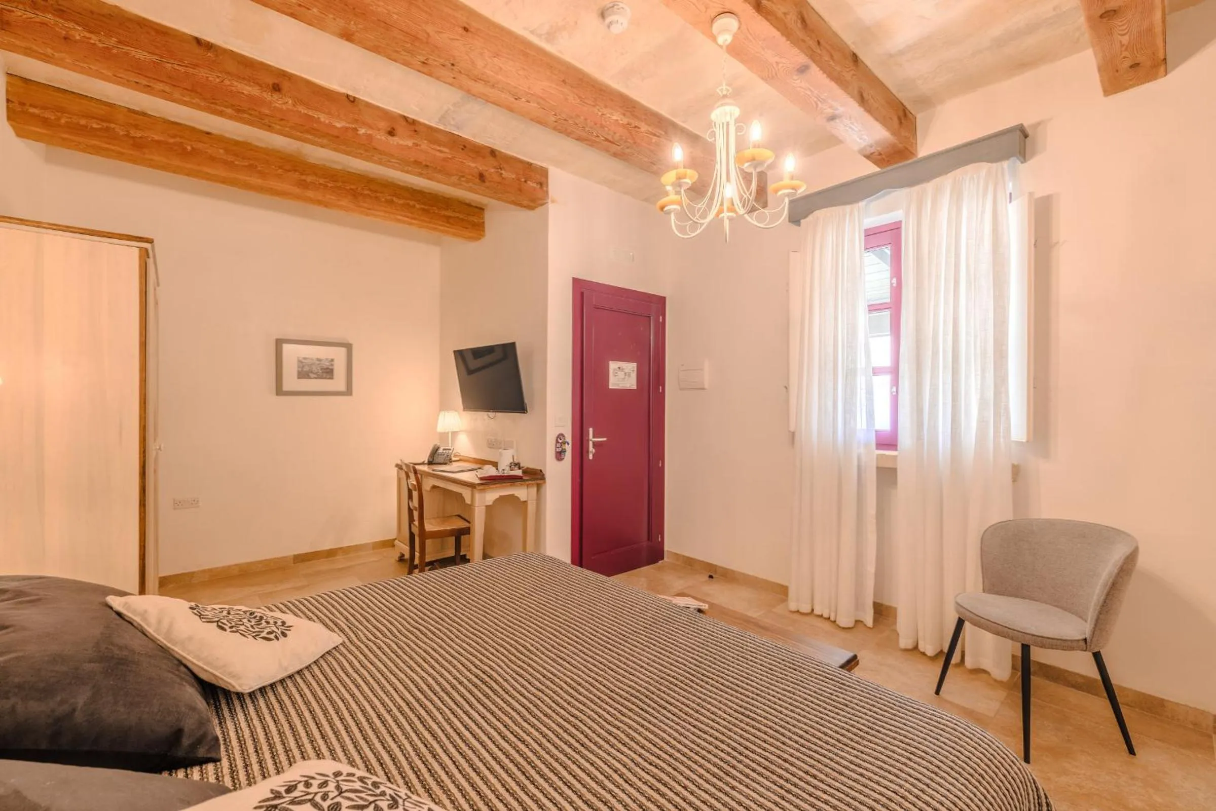 Photo of the whole room, Bed in Mulberries