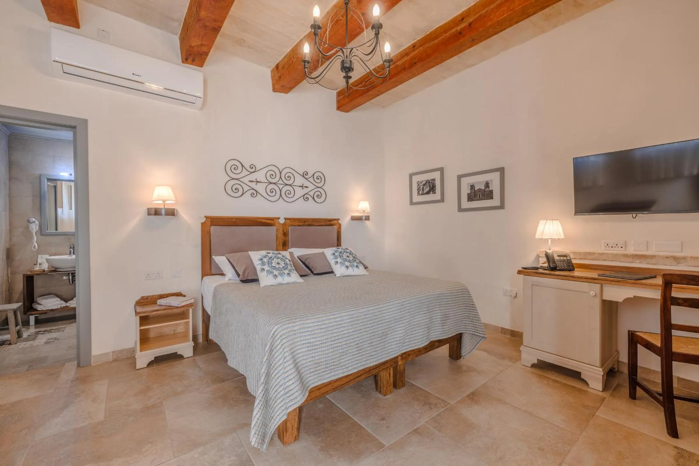 Photo of the whole room, Bed in Mulberries