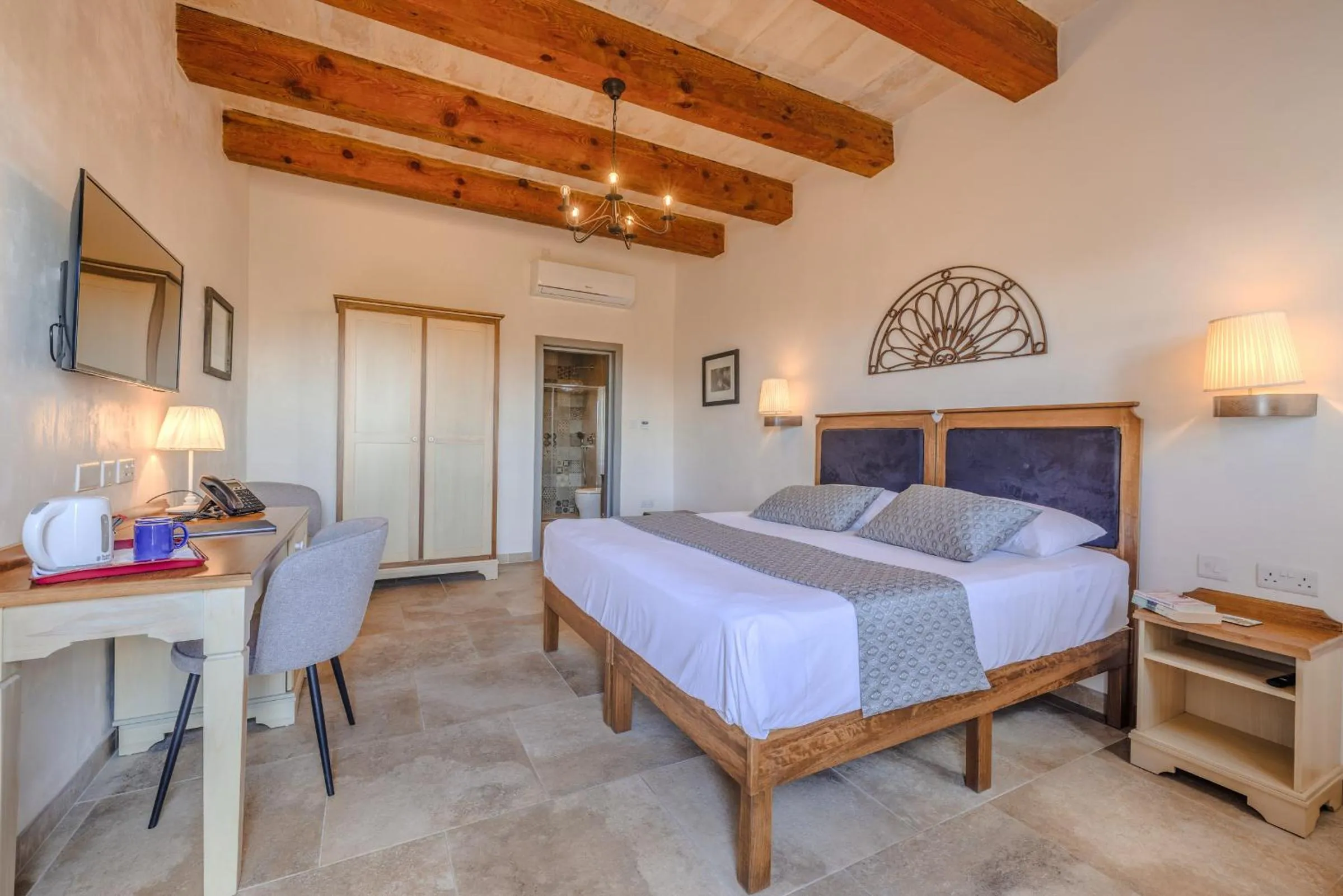 Photo of the whole room, Bed in Mulberries