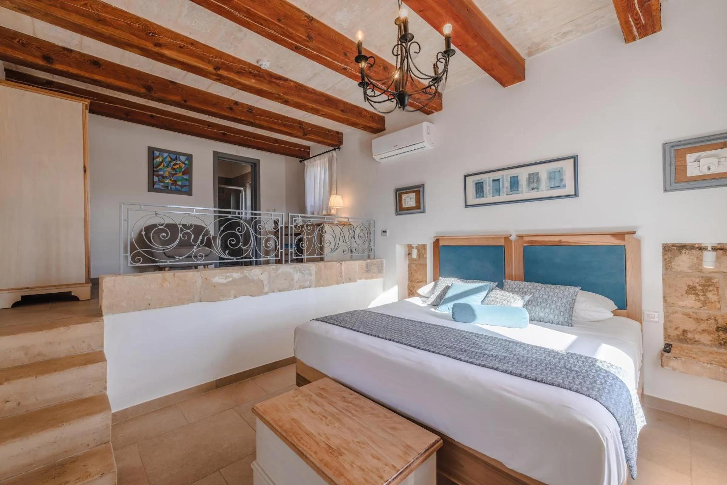 Photo of the whole room, Bed in Mulberries