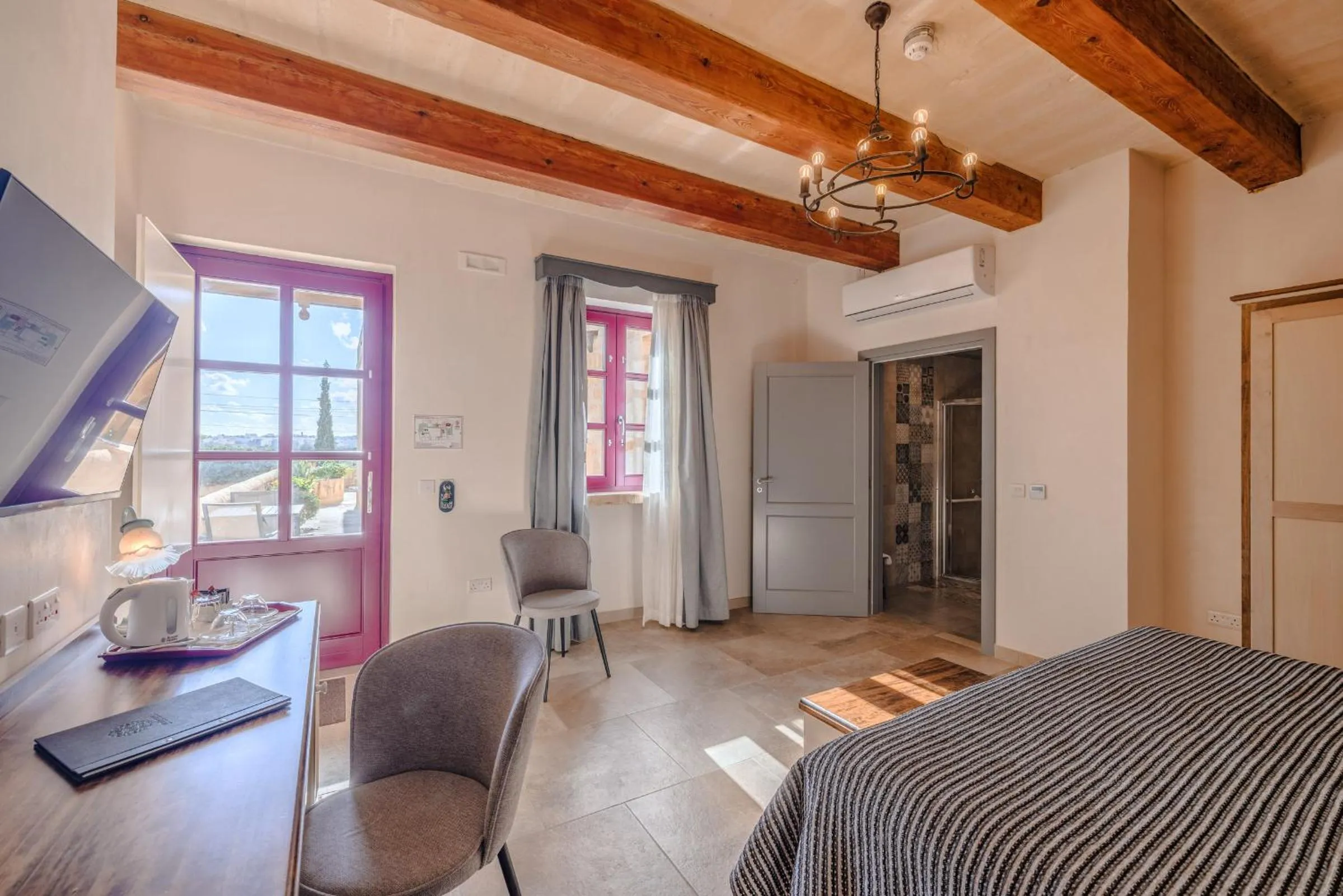 Photo of the whole room, Bed in Mulberries