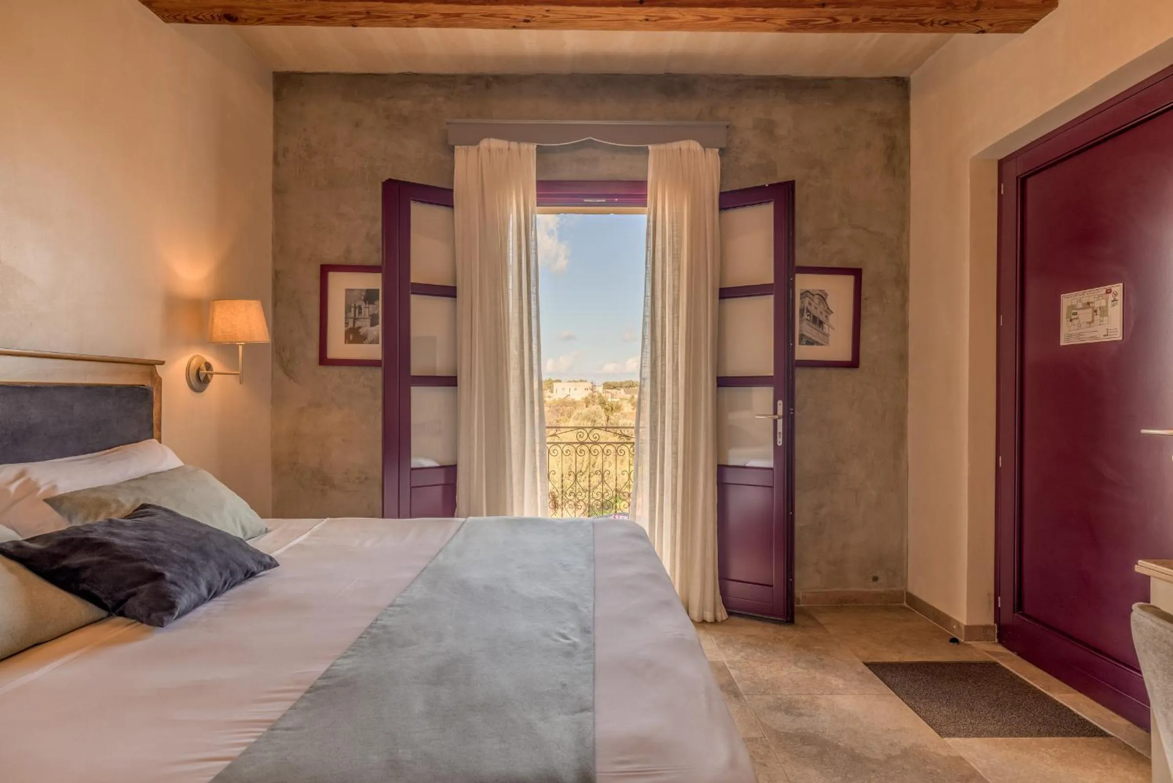 Photo of the whole room, Bed in Mulberries