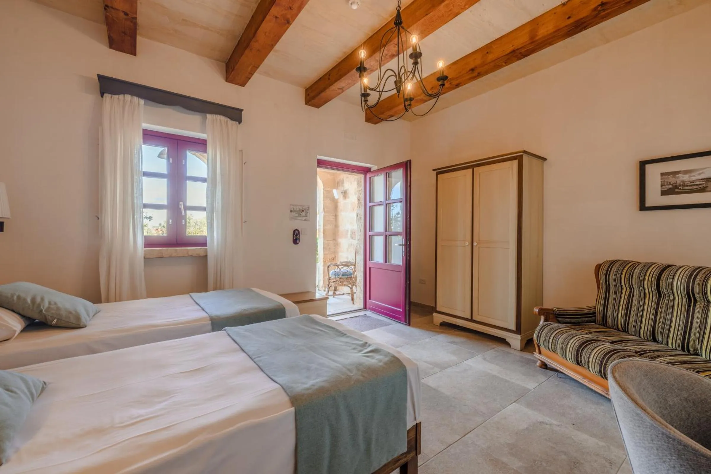 Photo of the whole room, Bed in Mulberries