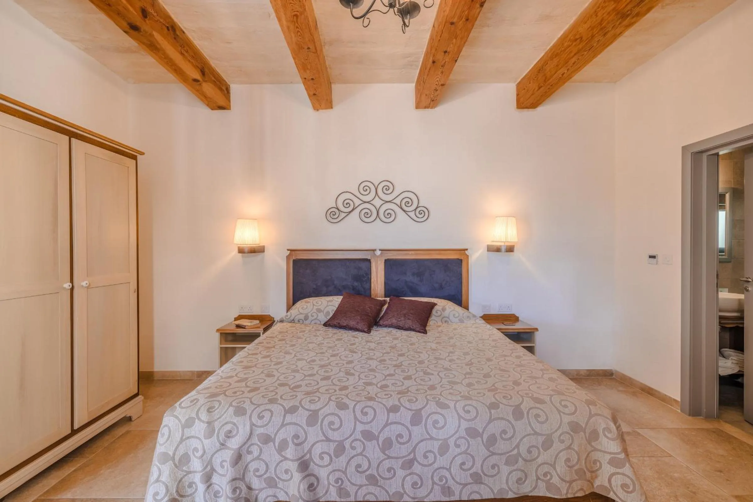 Photo of the whole room, Bed in Mulberries