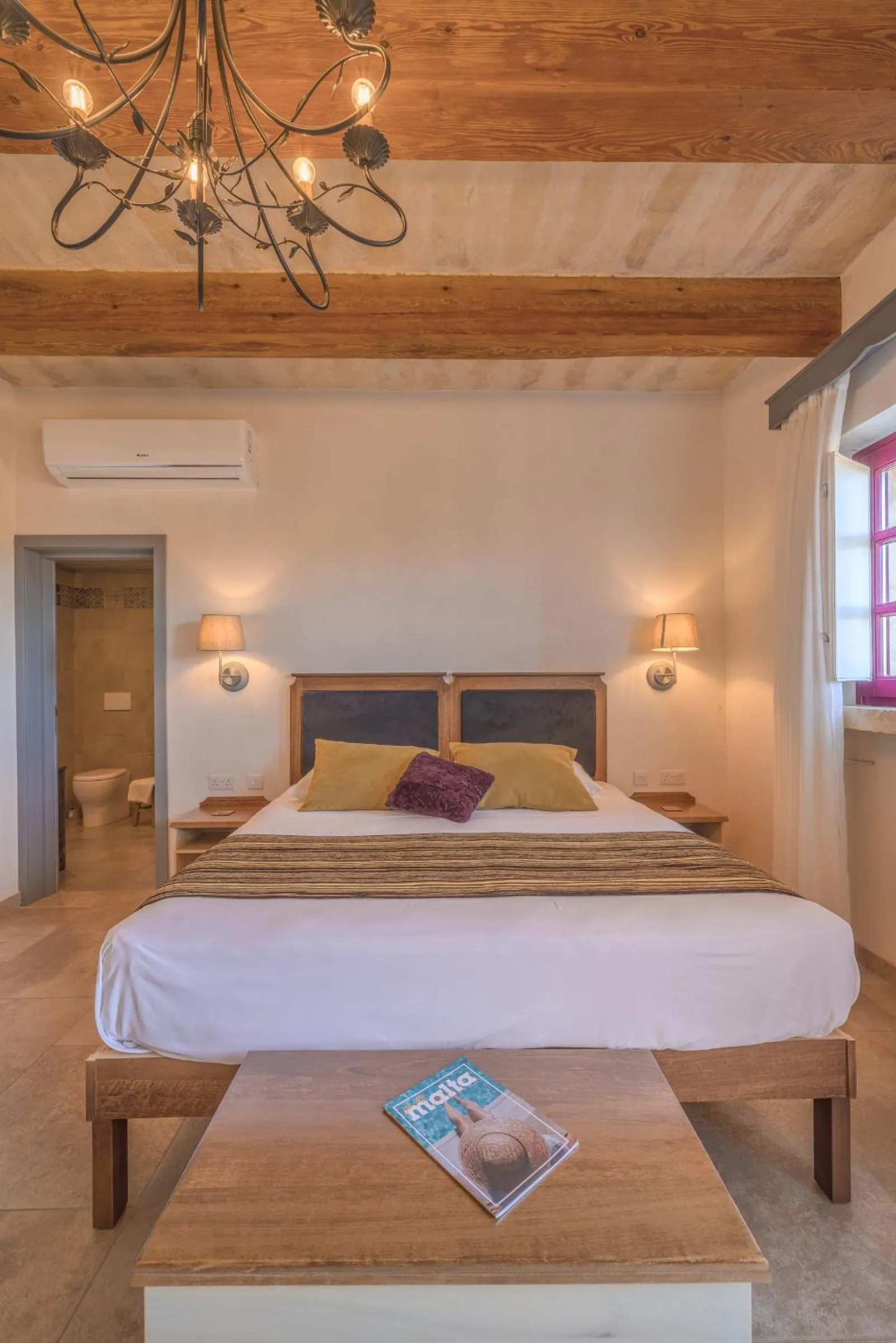 Photo of the whole room, Bed in Mulberries