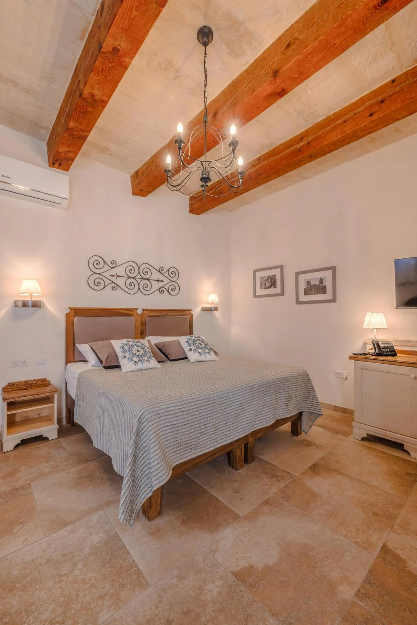 Photo of the whole room, Bed in Mulberries