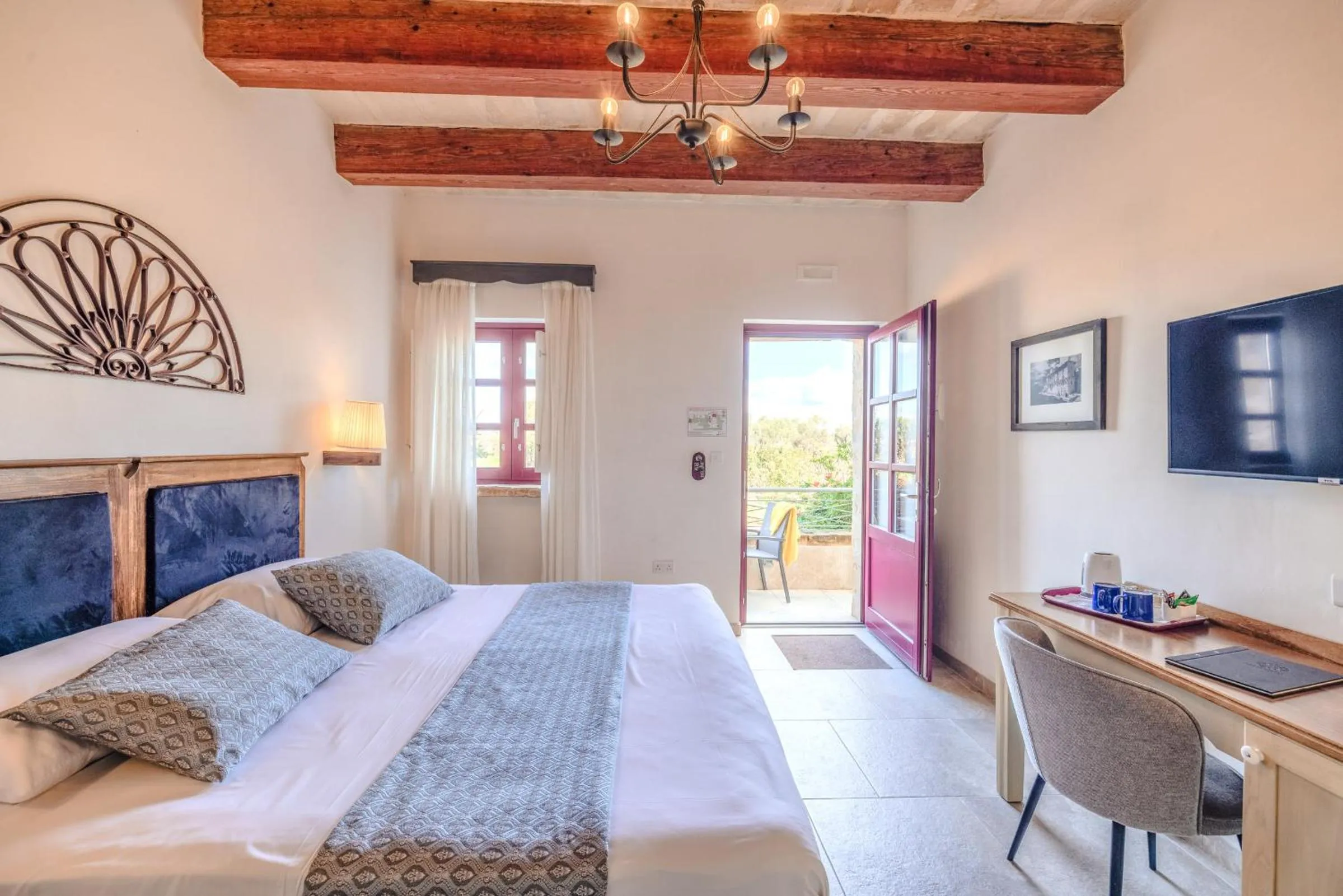 Photo of the whole room, Bed in Mulberries