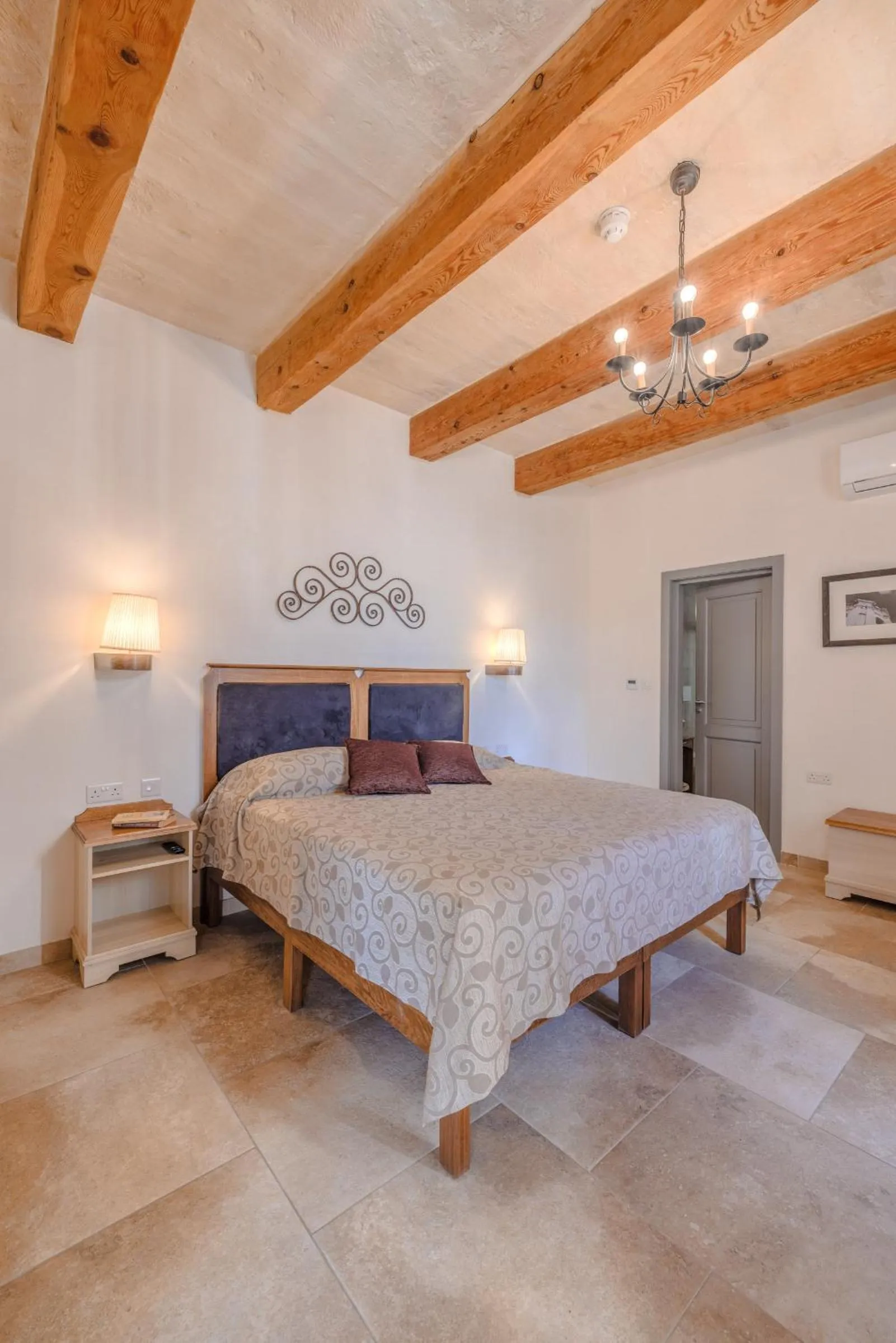 Photo of the whole room, Bed in Mulberries