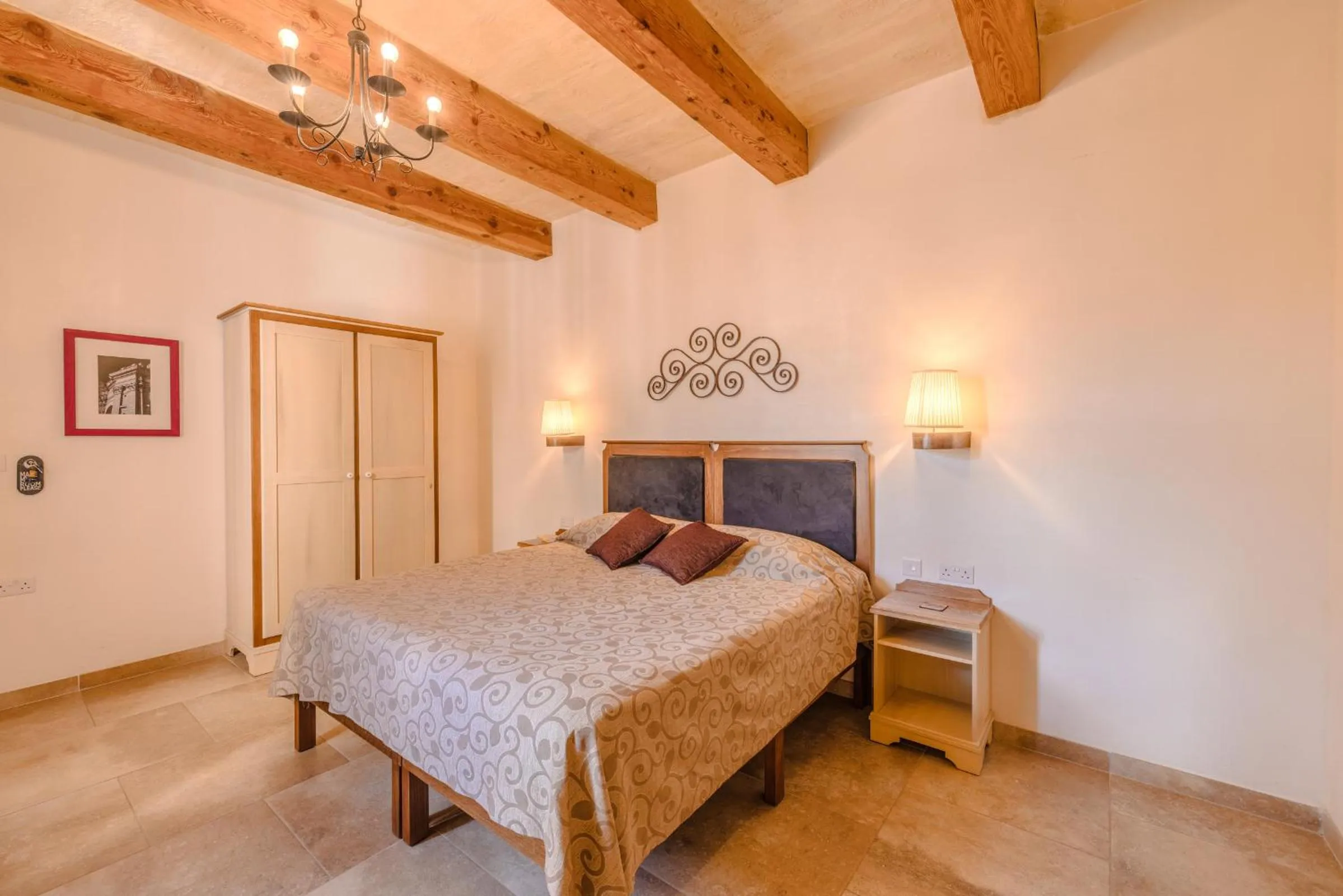 Photo of the whole room, Bed in Mulberries