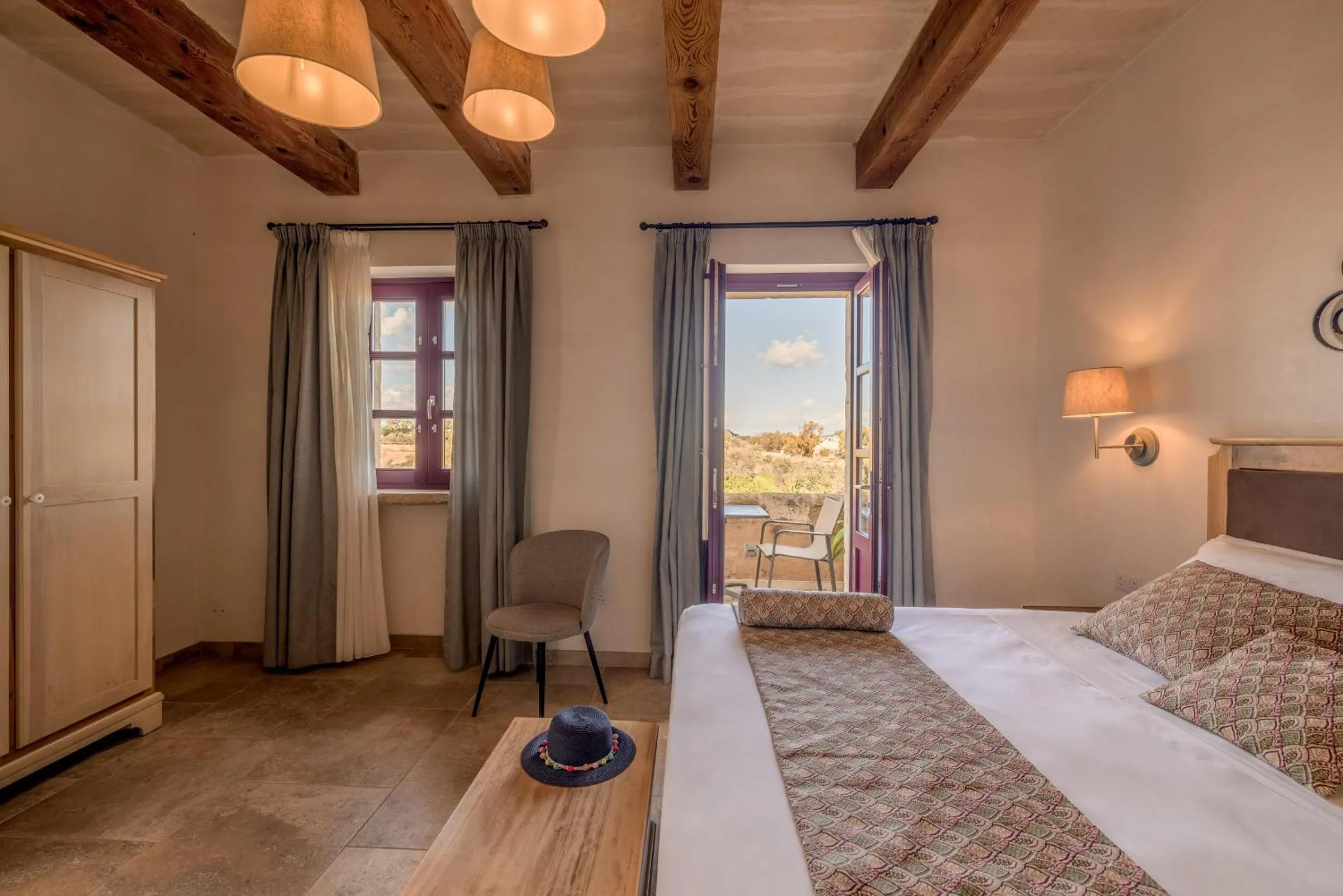 Photo of the whole room, Bed in Mulberries