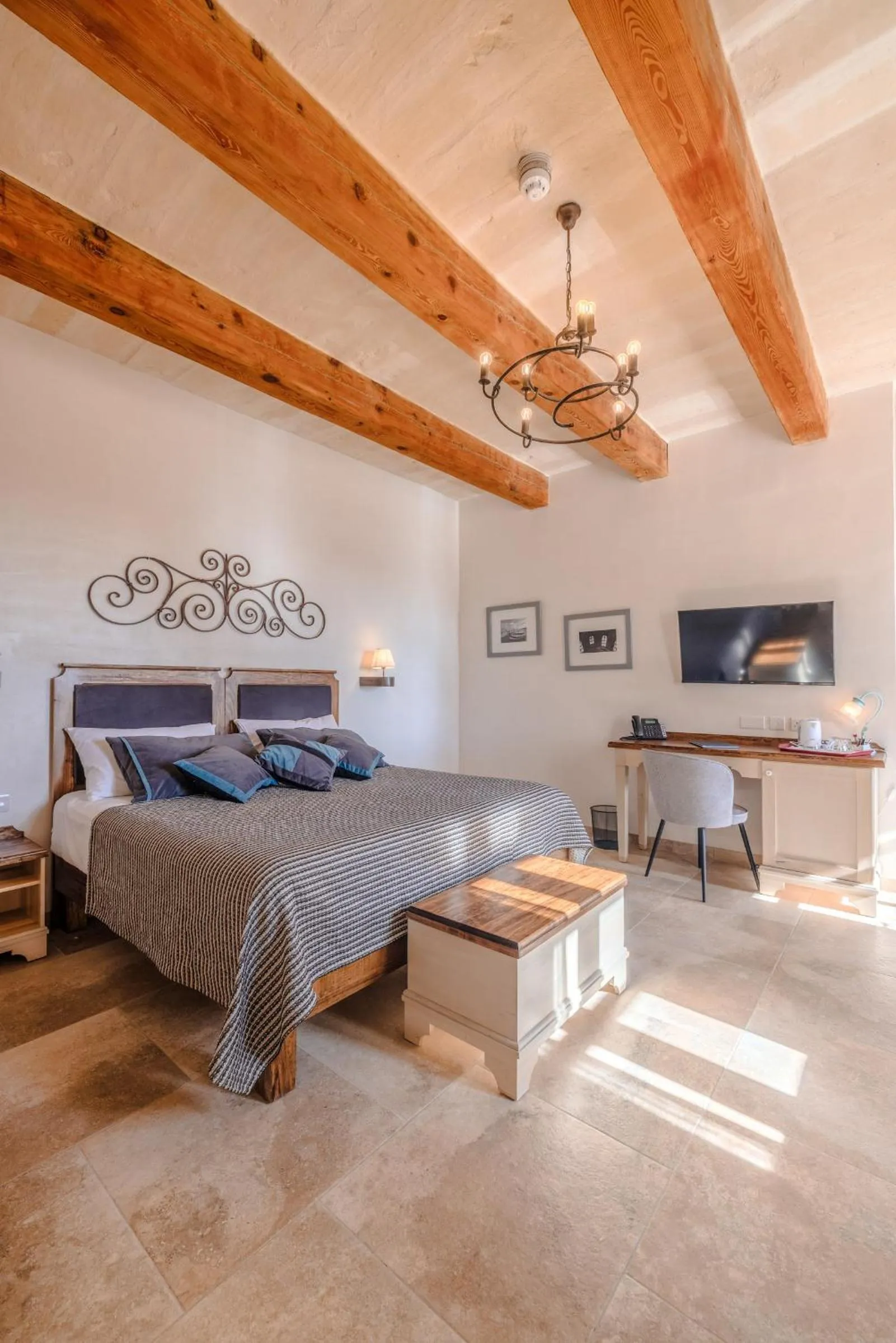 Photo of the whole room, Bed in Mulberries