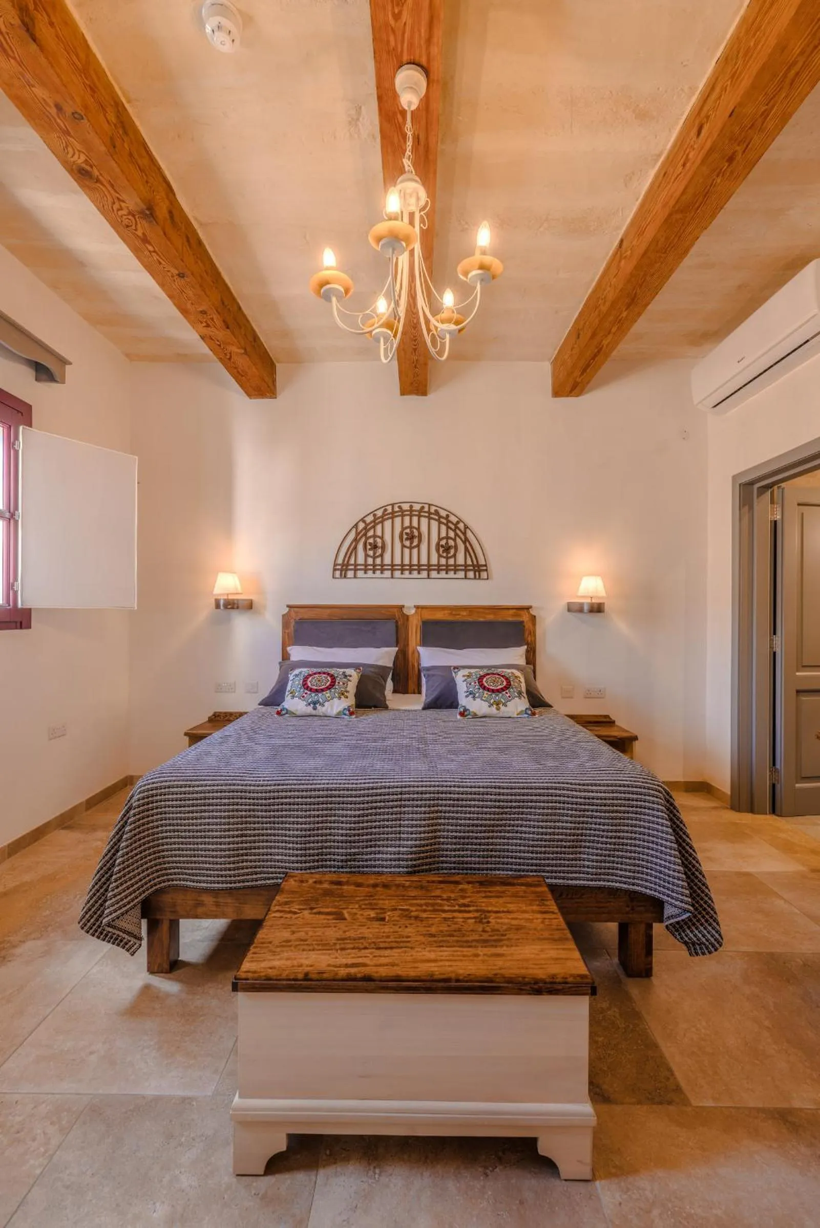 Photo of the whole room, Bed in Mulberries