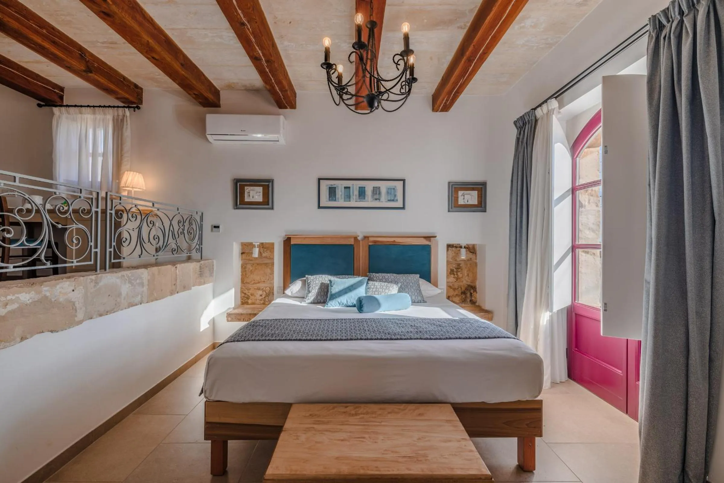 Photo of the whole room, Bed in Mulberries