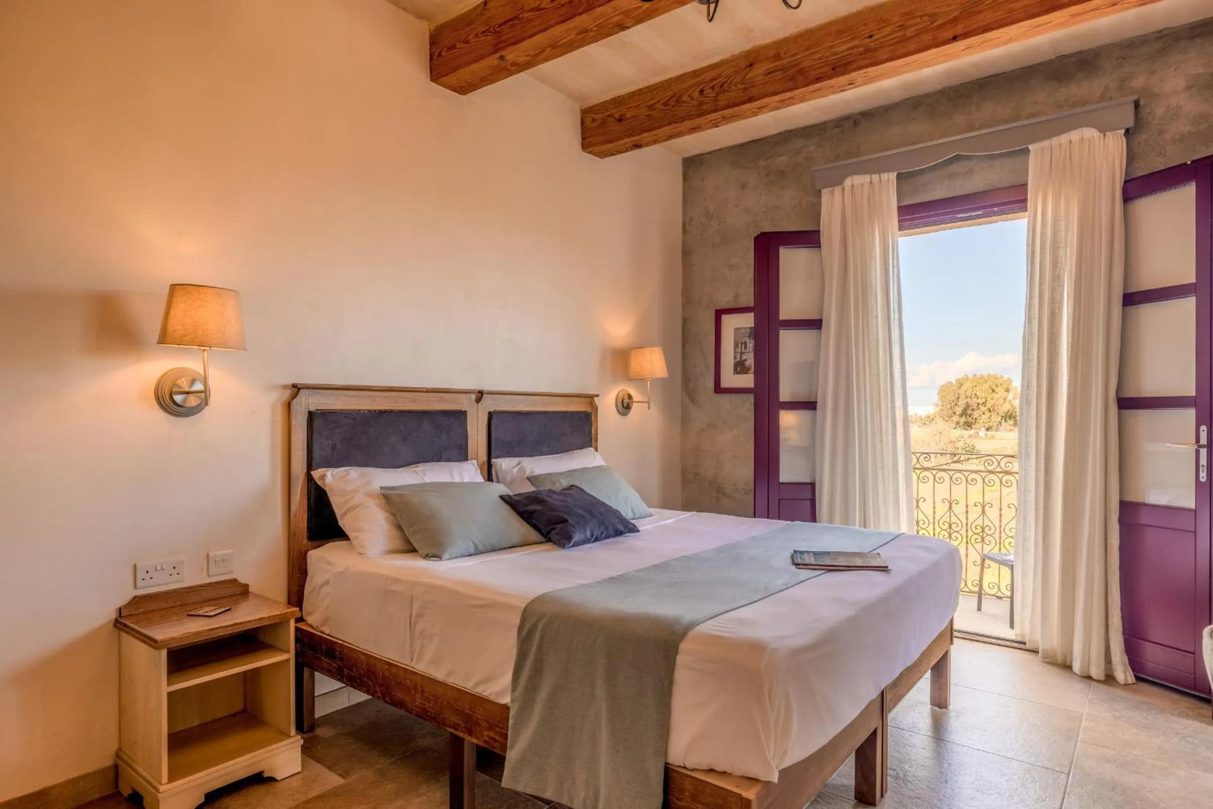 Photo of the whole room, Bed in Mulberries