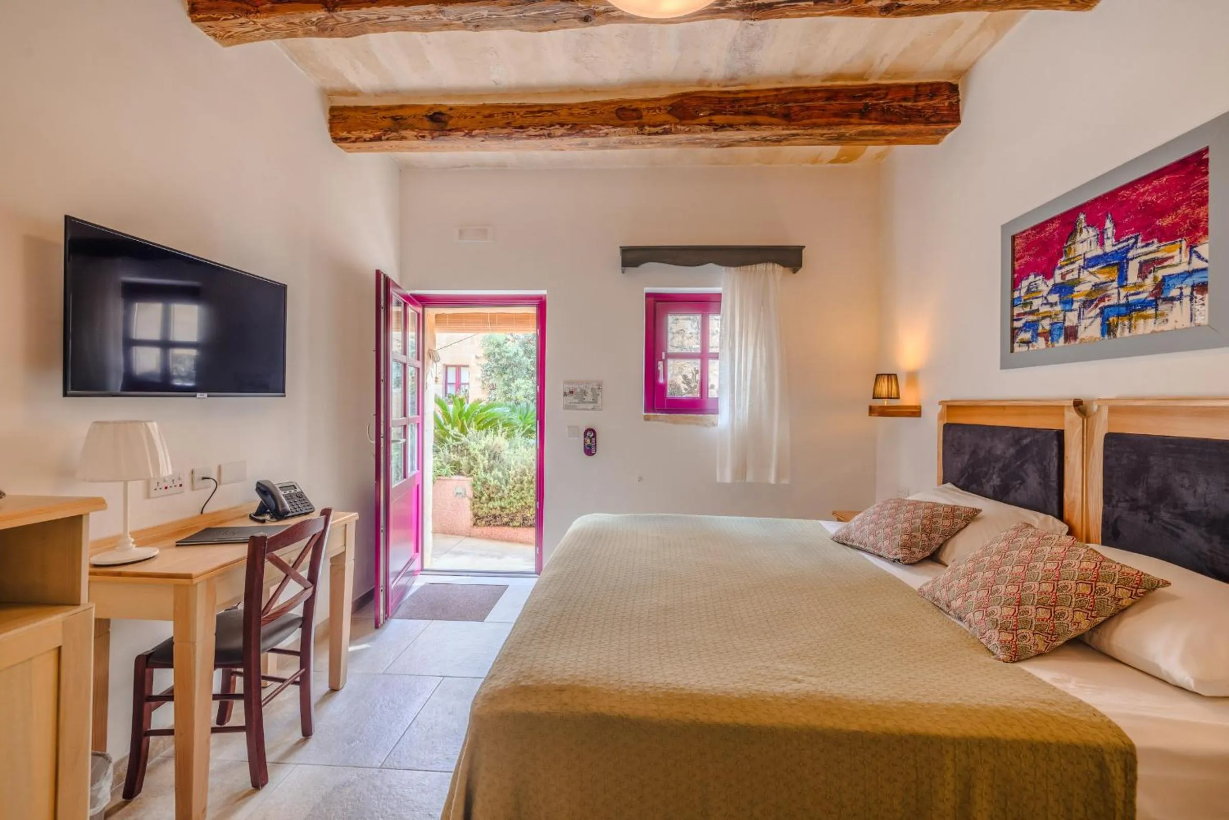 Photo of the whole room, Bed in Mulberries