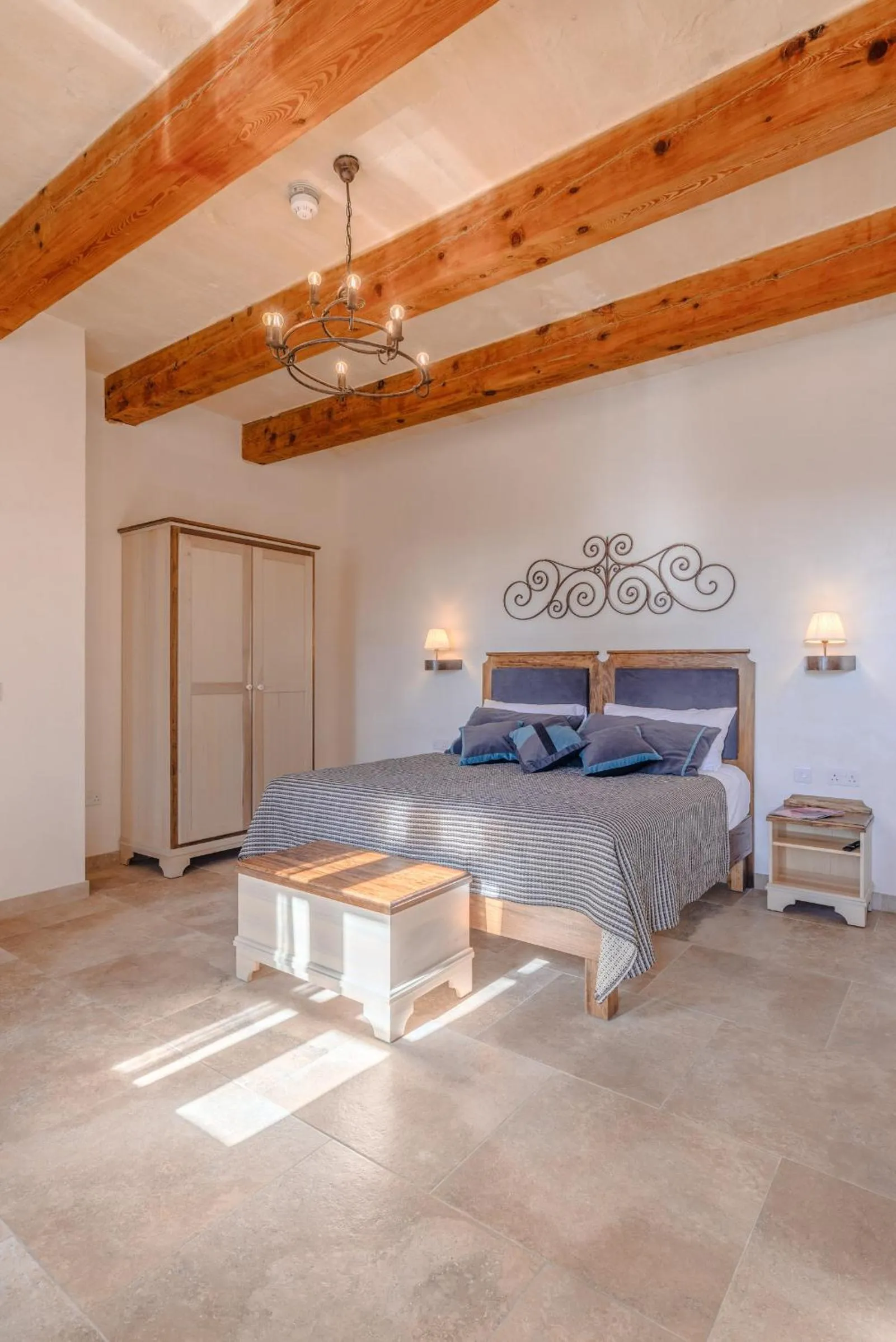 Photo of the whole room, Bed in Mulberries