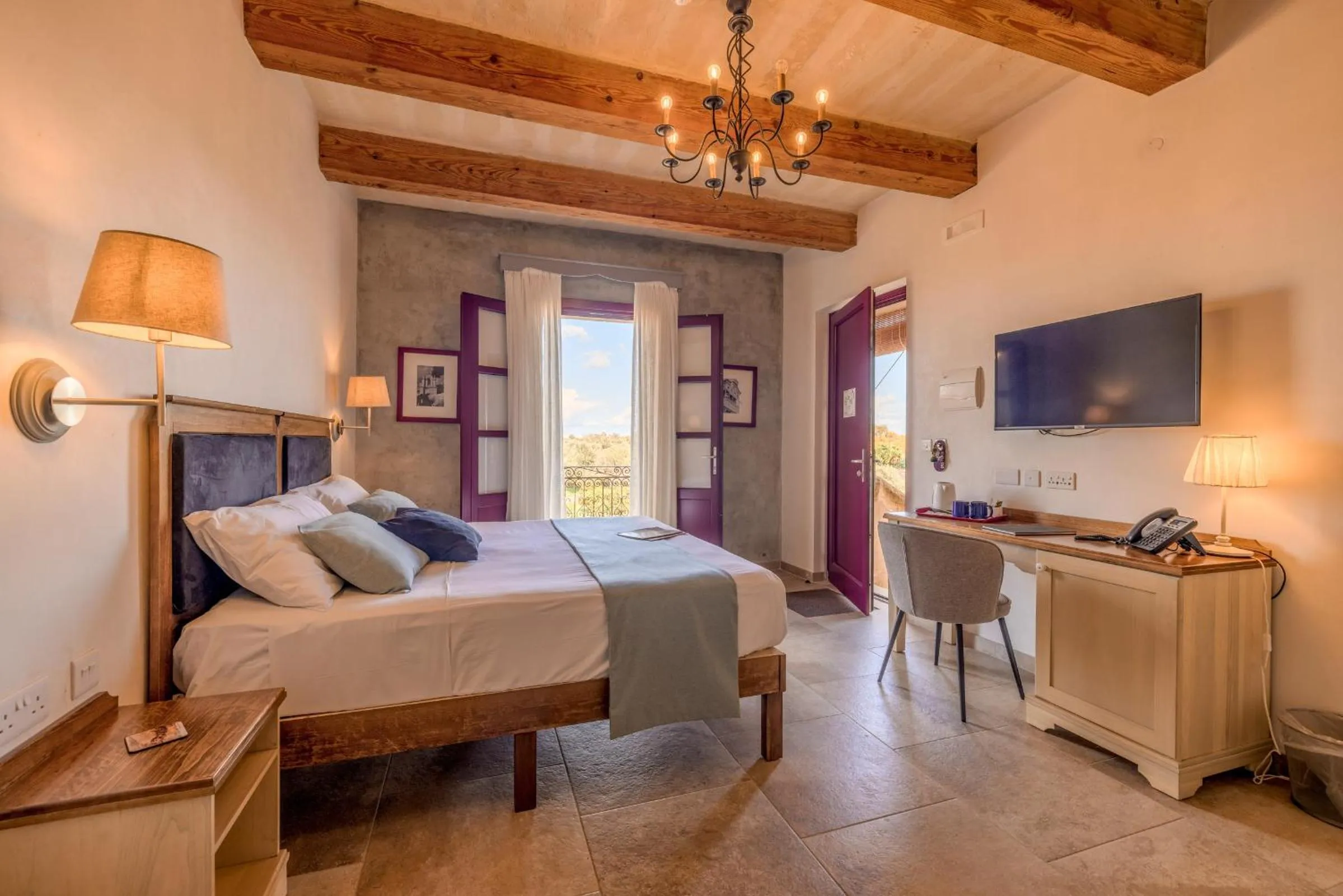 Photo of the whole room, Bed in Mulberries