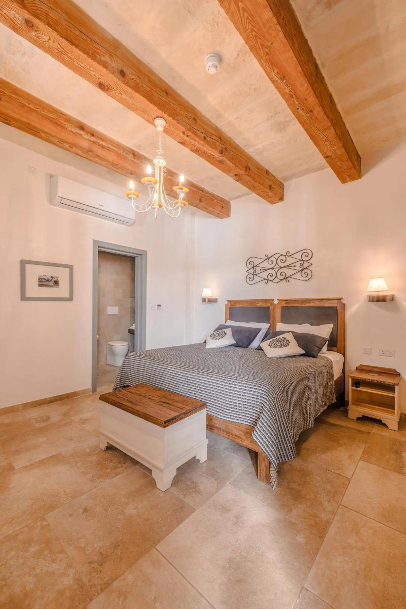 Photo of the whole room, Bed in Mulberries