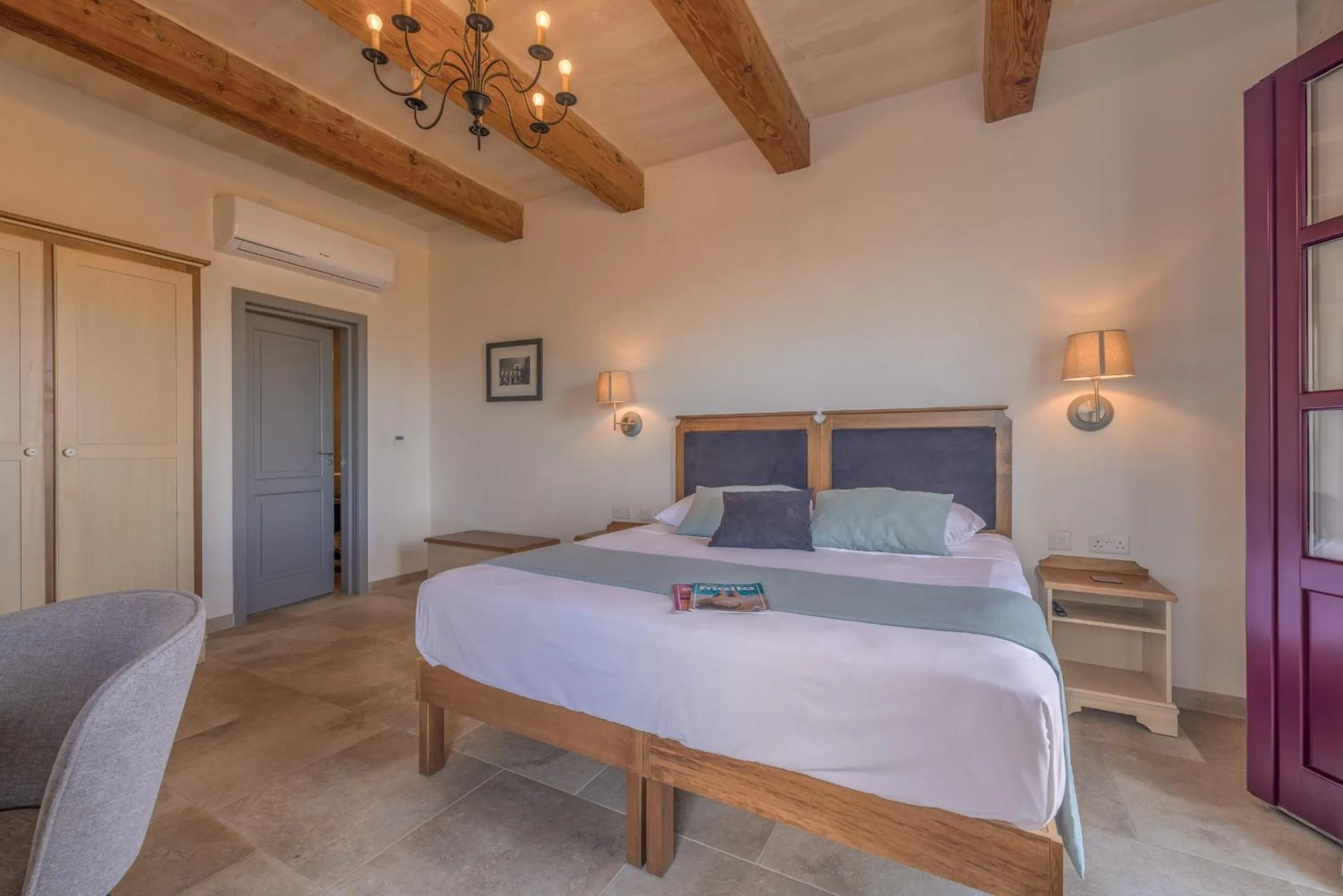 Photo of the whole room, Bed in Mulberries