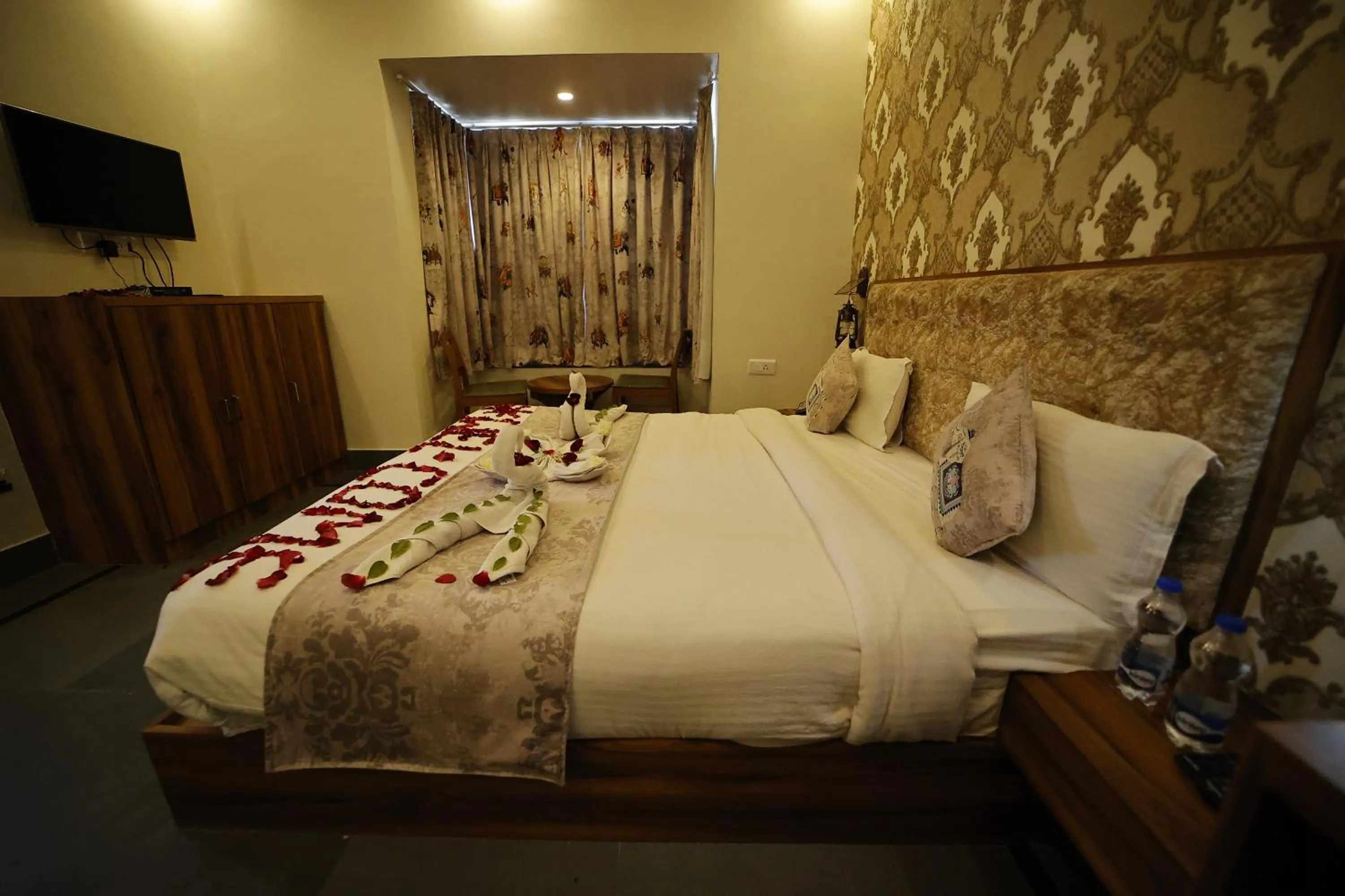 Photo of the whole room, Bed in The Kumbha Mahal Resort