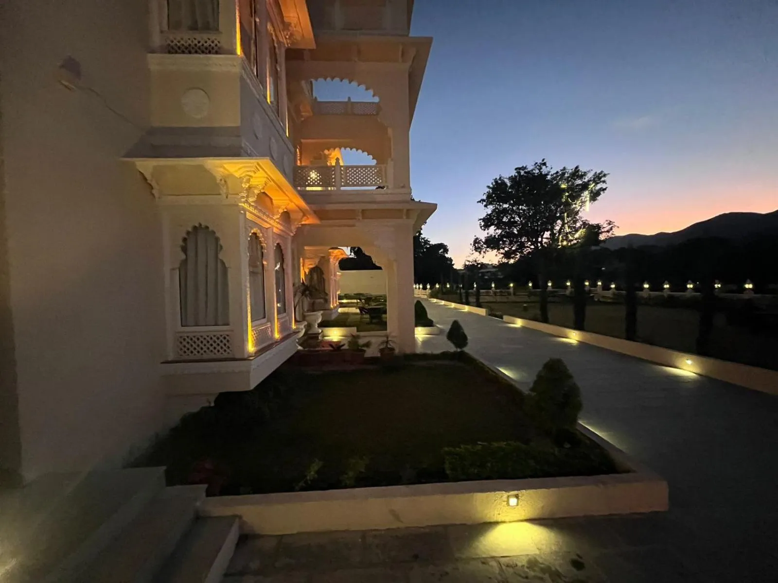 Garden in The Kumbha Mahal Resort