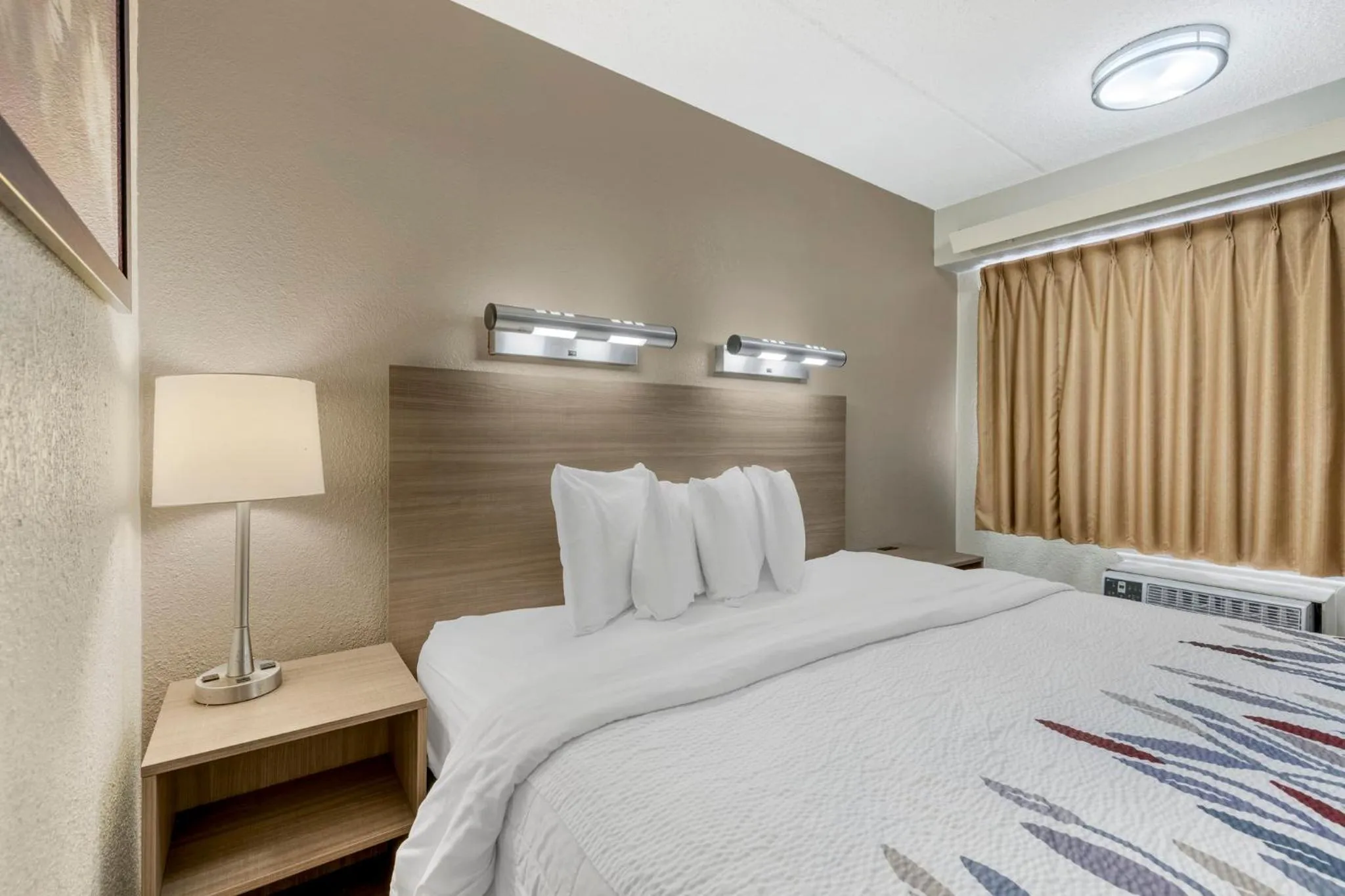 Photo of the whole room, Bed in Red Roof Inn Buffalo - Niagara Airport