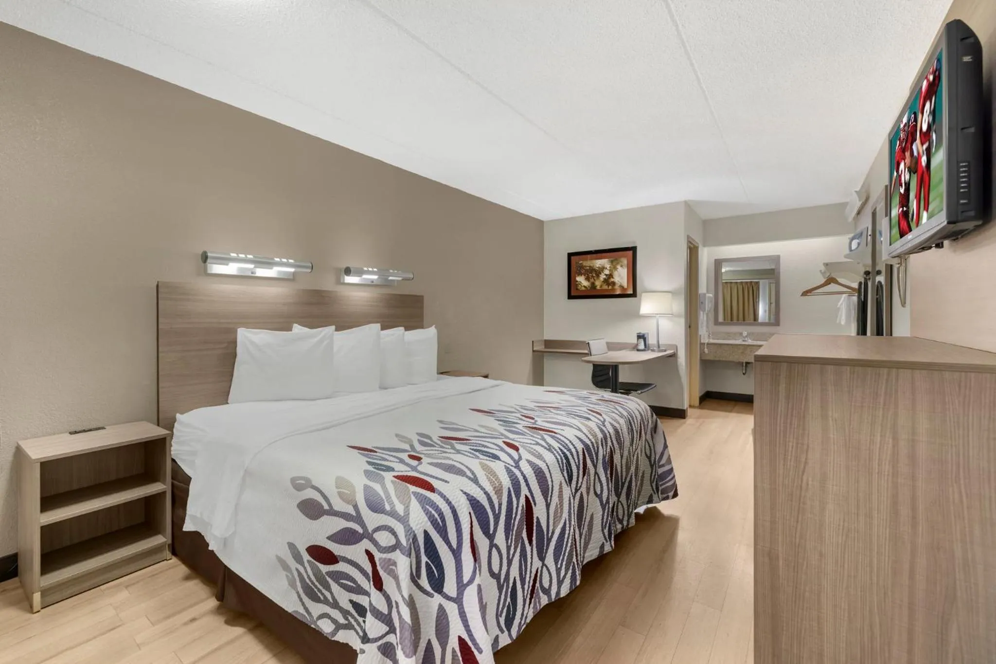 Photo of the whole room, Bed in Red Roof Inn Buffalo - Niagara Airport