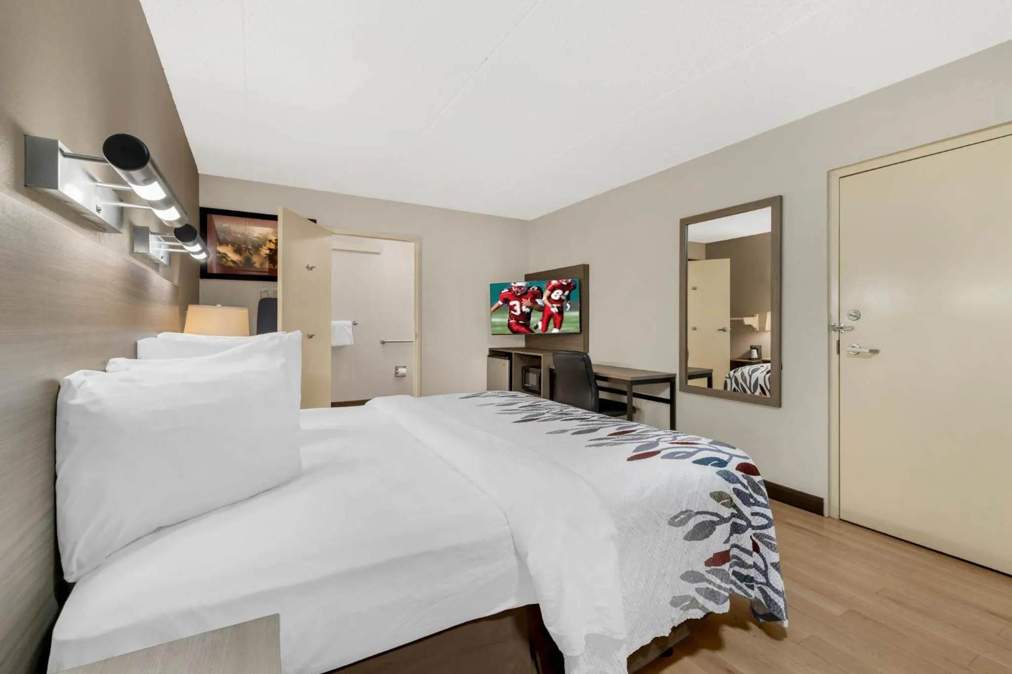 Photo of the whole room, Bed in Red Roof Inn Buffalo - Niagara Airport