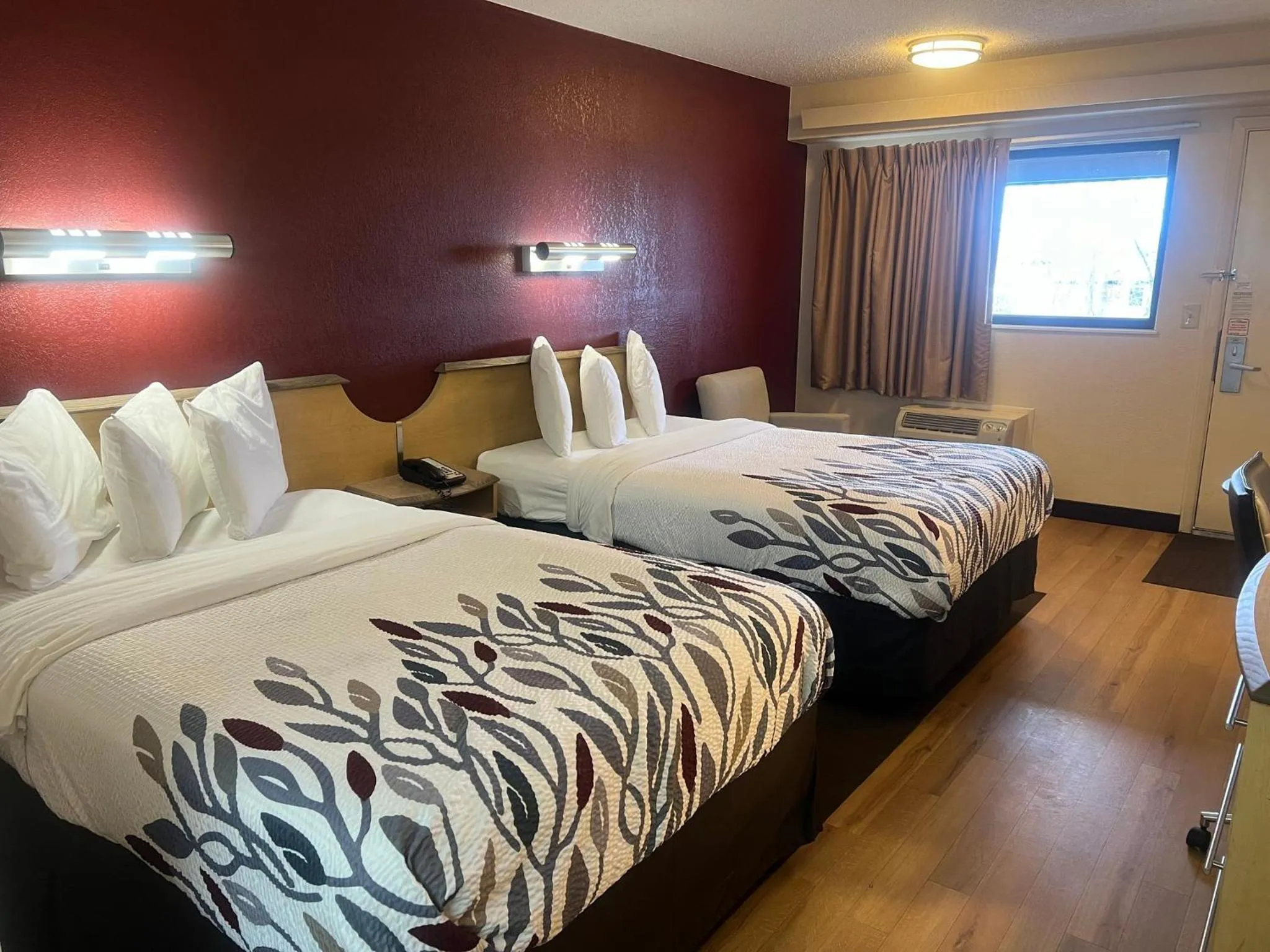 Photo of the whole room, Bed in Red Roof Inn Buffalo - Niagara Airport