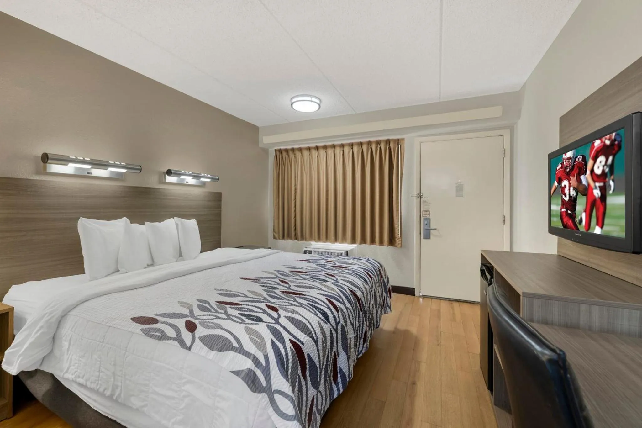 Photo of the whole room, Bed in Red Roof Inn Buffalo - Niagara Airport